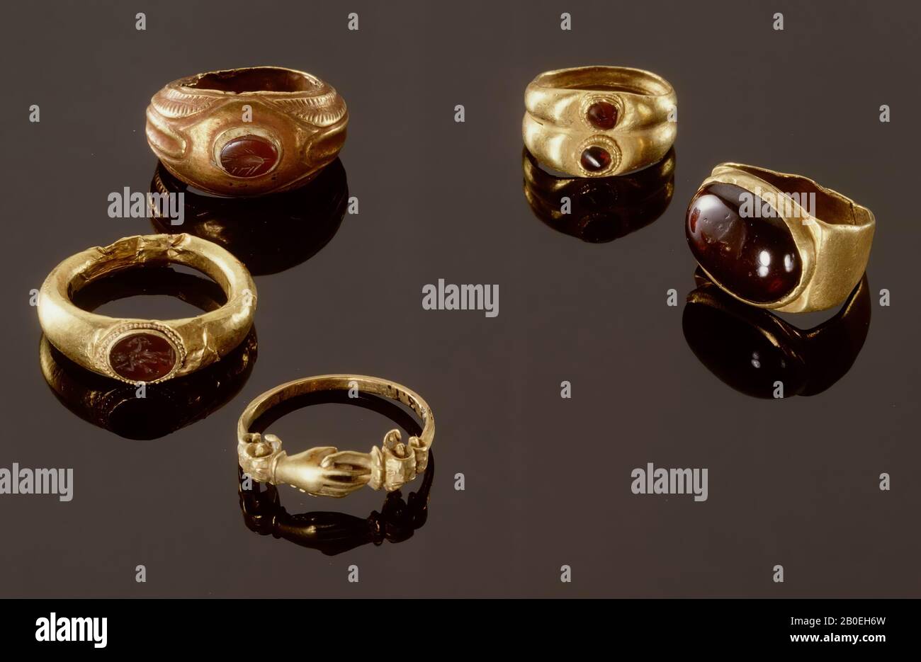 Zwei goldene Ringbinder mit je einem zentralen spitzen Granat mit filigranem Rand, Ring, Fingerring, Doppelring, Gold, Granat, ø 1,7 cm, römische Kaiserzeit 0 Stockfoto