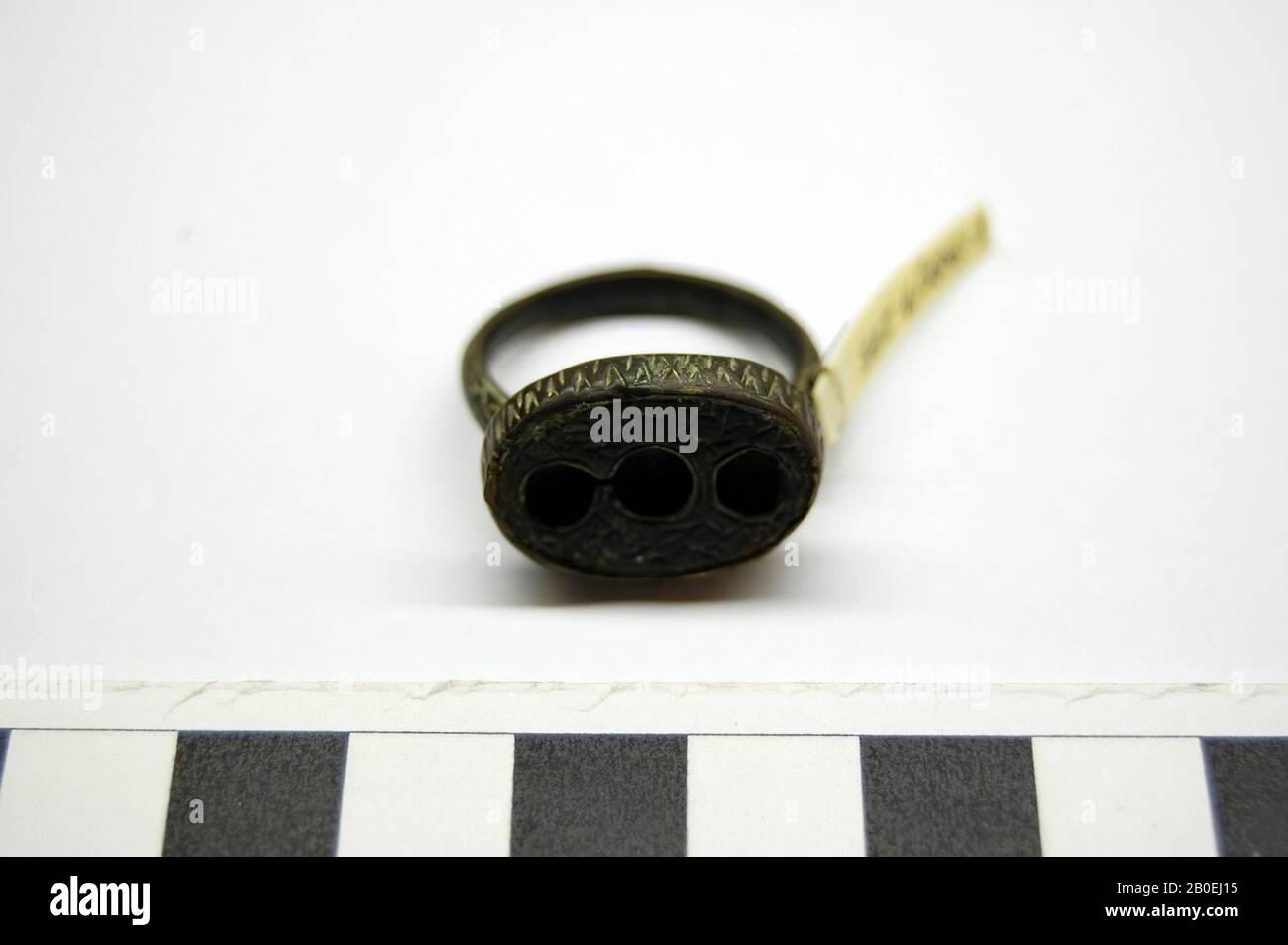 Ring aus Bronze mit ovalem Oberteil mit drei angrenzenden runden Aussparungen, Ring, Bronze, ø 2,4 cm, Türkei Stockfoto