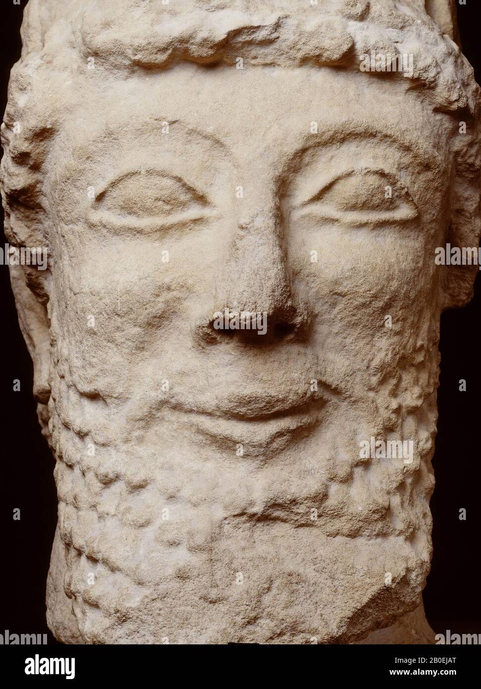 Eckiger Kopf mit einem archaischen Lächeln. Vielleicht ist der Ursprung immer noch Zypern, denn der Kopf wurde auf Zypern gekauft., Kopf, zypriotischer Männerkopf, Kalkstein, 38 cm, 40 kg, klassisch 475-460 v. Chr., unbekannt Stockfoto