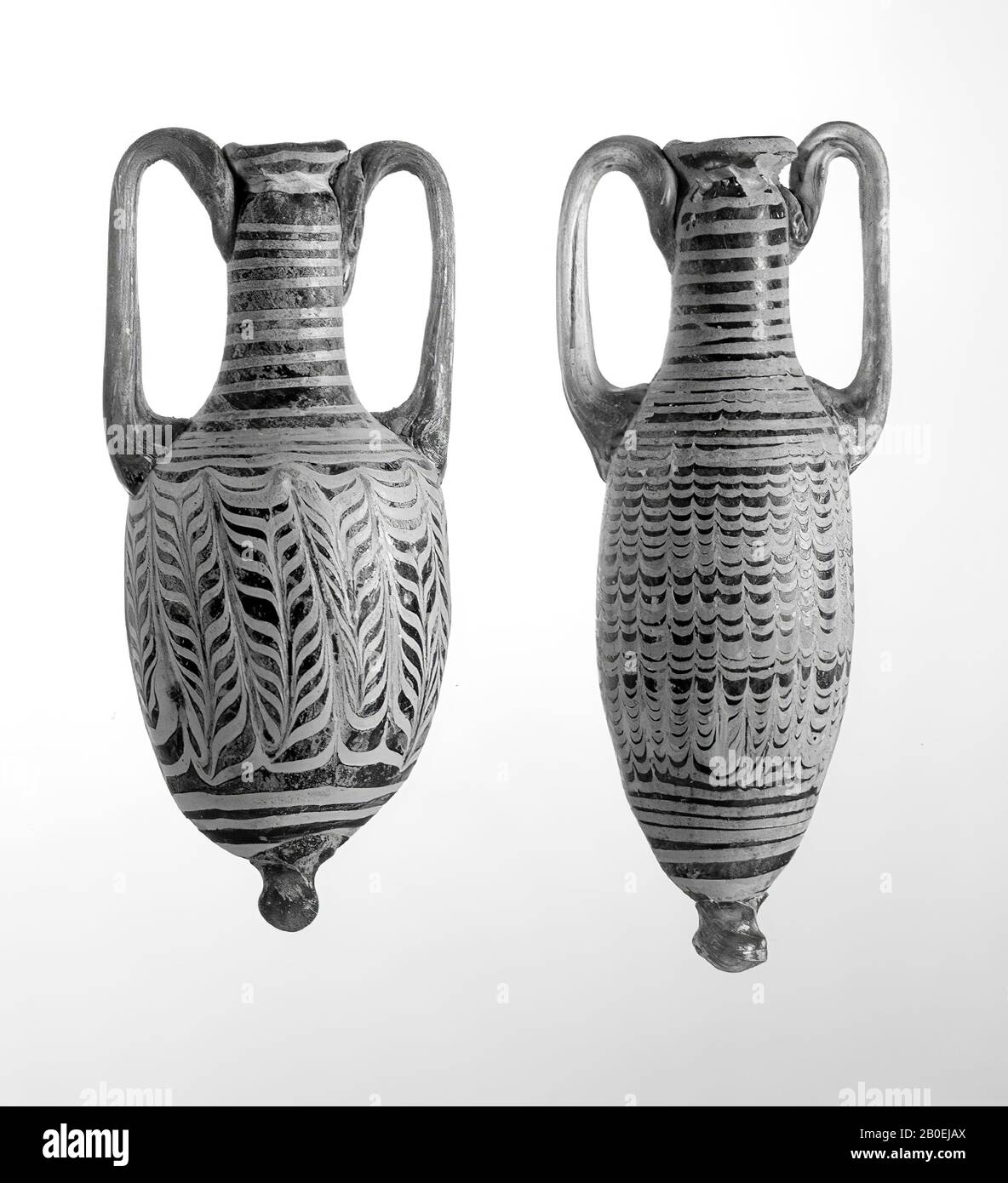 Amphora aus bläulichem und weißem Glas. Der Hals mit Streifen, der Bauch gerippt und mit Palmenzweigen in weißem Glas verziert. Gebildet für Sandkern, Amforis, Glas, Kernglas, 13,5 cm, III-I BC, Türkei Stockfoto