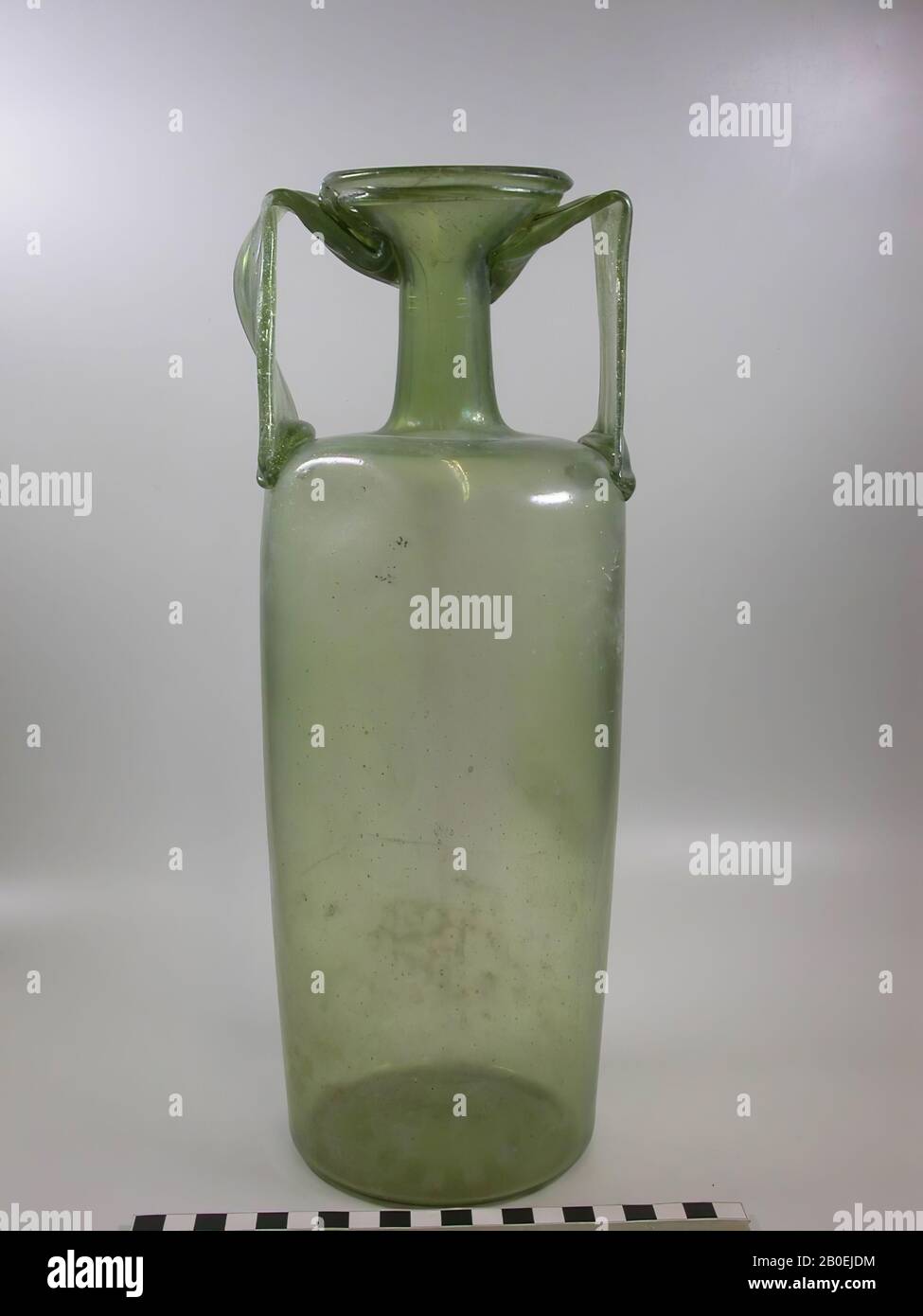 Hohe zylindrische Amphore aus olivgrünem Glas, Amphora, Glas, geblasen, 32,5 cm, IV Stockfoto