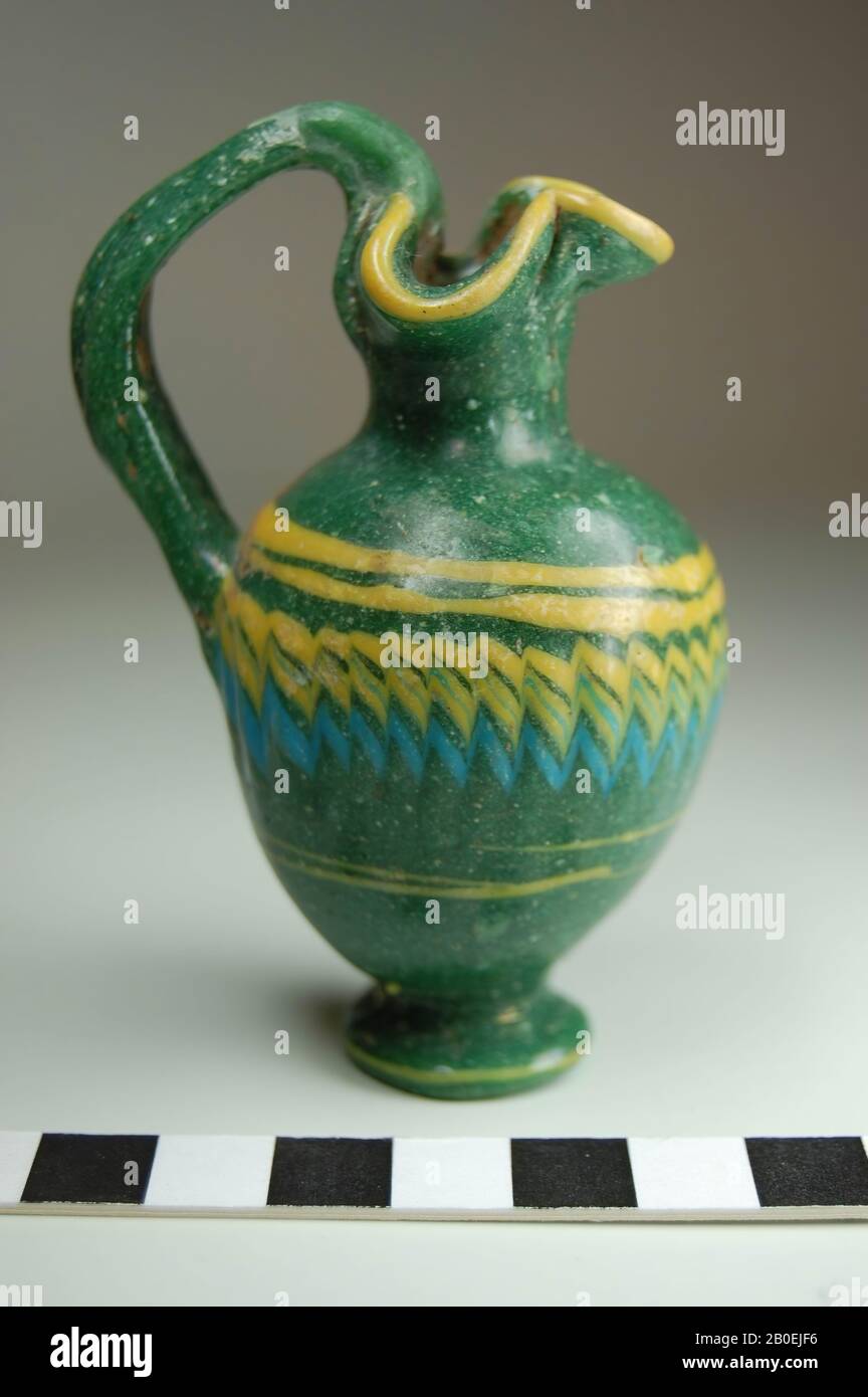 Kernglas Oinochoe in den Farben Grün, Hellblau und Gelb, oinochoë, Glas, 9 cm, VI-IV BC, Italien Stockfoto