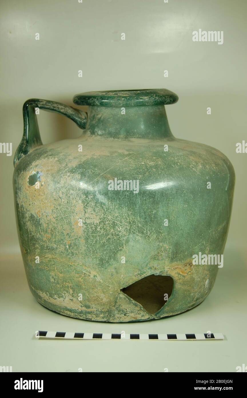 Glaskanne mit breiter Schulter und breitem Sockel, mit einem Ohr und verbrannten menschlichen Knochen, Flasche, Glas, 28 cm, II, Libyen Stockfoto