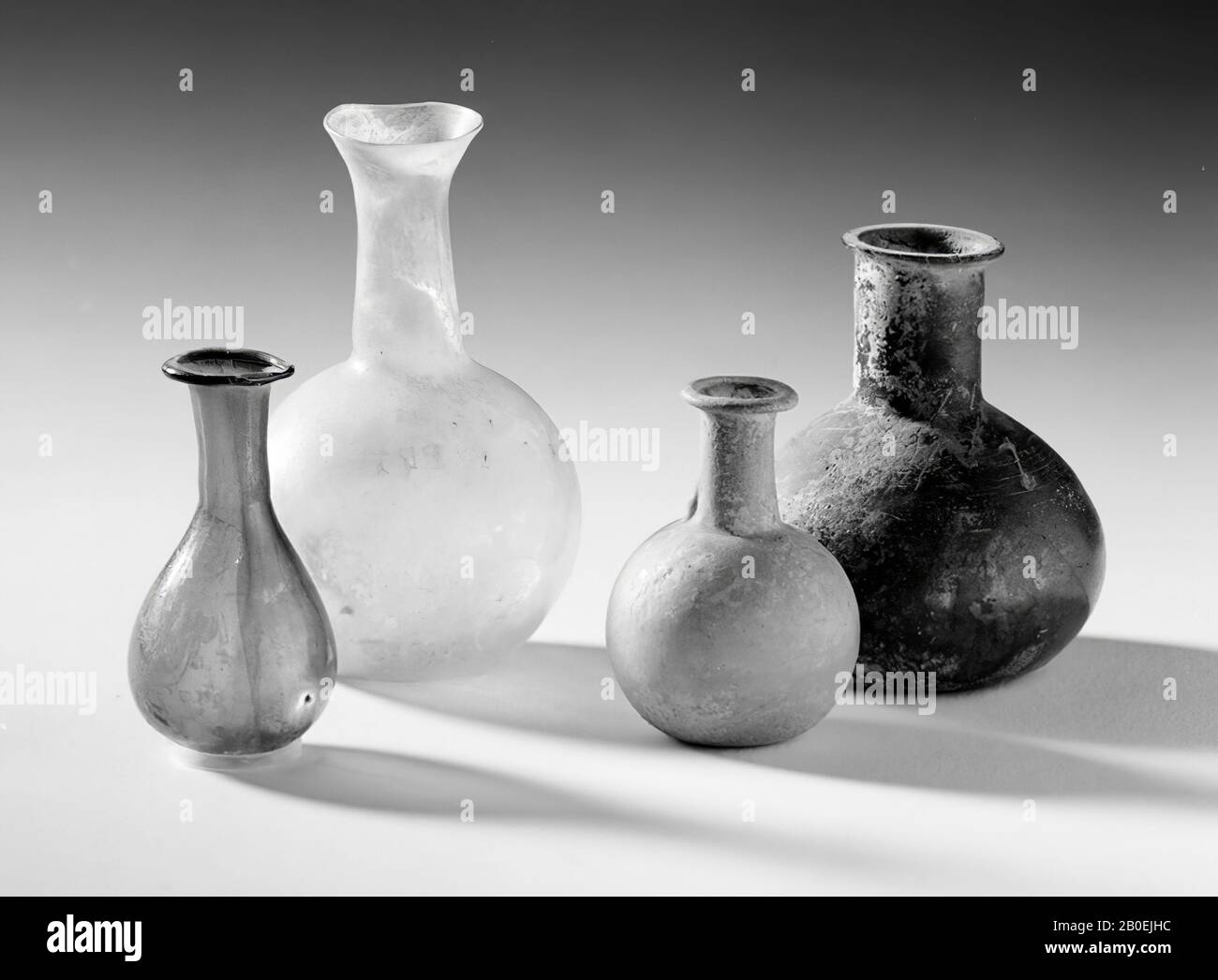 Geruchsflasche mit schmalem Hals und breitem Bauch aus orangefarbenem und blauem Glas. Geblasen. Smyrna (U.A. van Lennep) Magnesia a.d. Mäander o.v. Humann? Siehe inv. Karte. Isingsform 26 o, Fläschchen, Glas, 5,7 cm, I 100 Stockfoto
