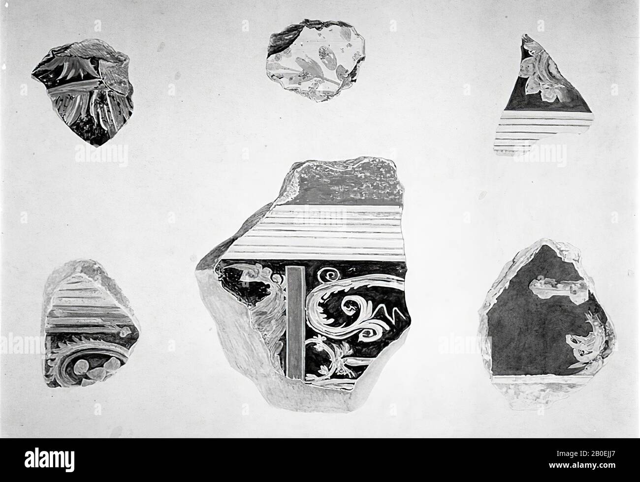 Fragment einer Wandbemalung. Dunkler Hintergrund mit Teilen von Girlanden und Reifen. Schwarz, Gelb, Braun, Rot, Wandbild, Fragment, Kalkmörtel, 20 x 17 cm, Roman 50-270 AD, Niederlande, Südholland, Leidschendam-Voorburg, Voorburg, Arentsburg Stockfoto