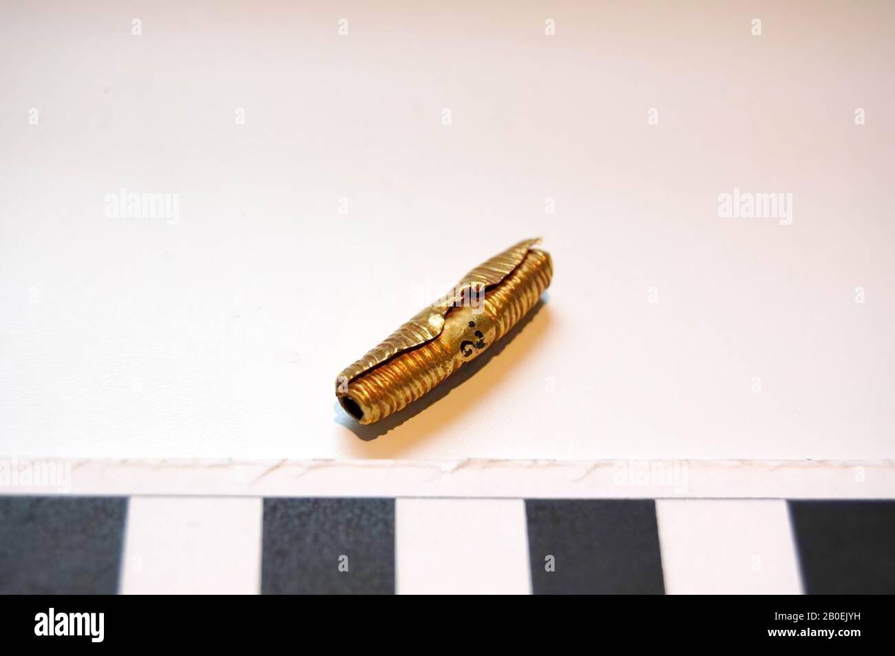 Goldene zylindrische Perle mit umlaufenden Rillen, Perle, Gold, 2,4 cm, Durchmesser 0,6 cm, 100 Stockfoto