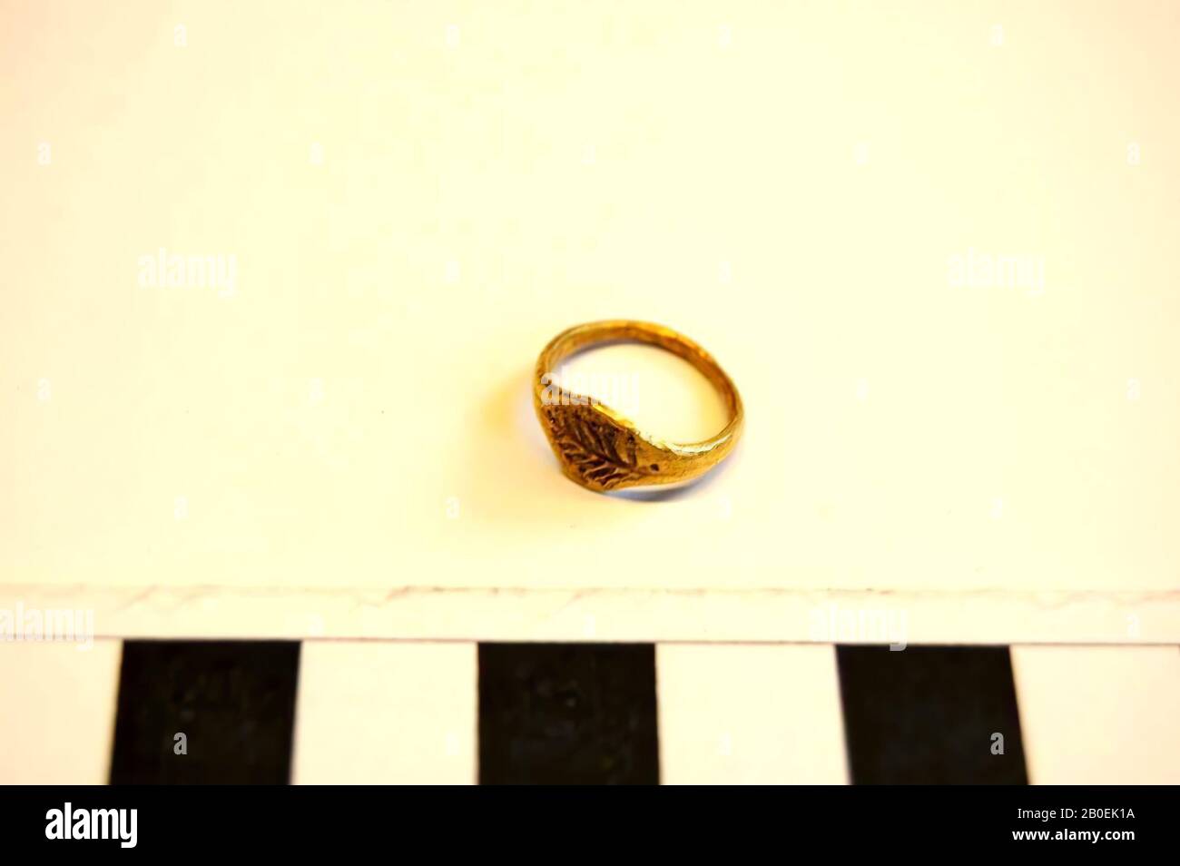 Sehr kleiner Ring mit breiterem Mittelstück mit stilisierter Palme, Ring, Fingerring, Gold, 0,6 cm, ø 1,3 cm, römische Kaiserzeit 0 Stockfoto