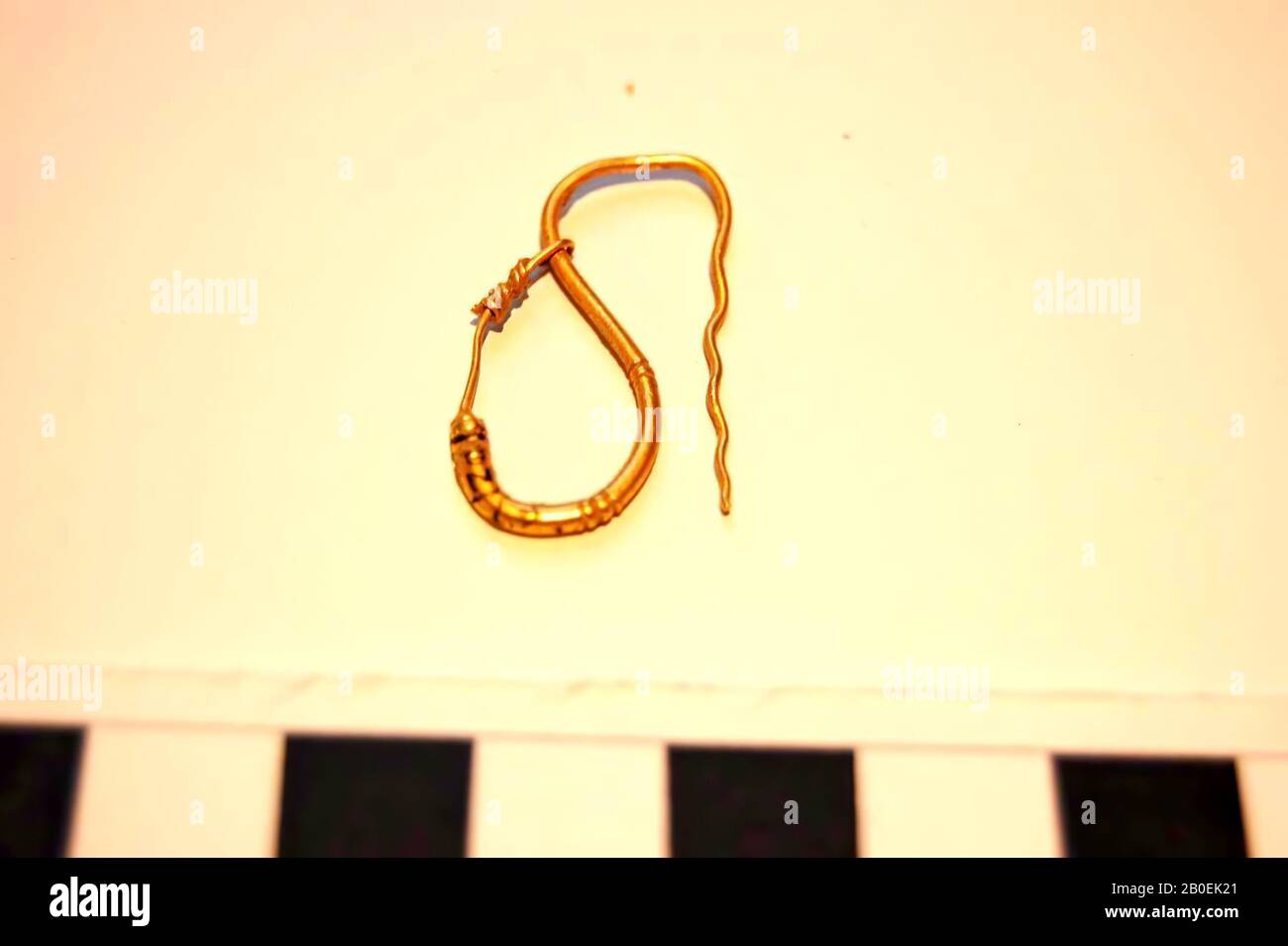 S-förmige goldene Ohrringe, Ohrringe, Gold, 2,5 cm, römische Kaiserzeit, Bulgarien Stockfoto