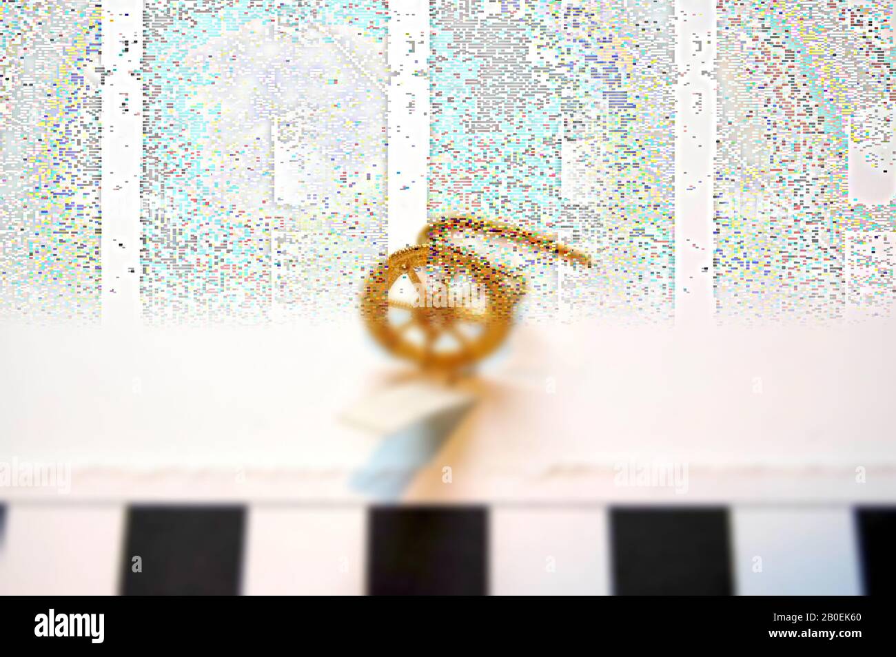 Goldener Ohrring mit radförmigem Ornat aus Filigran und Granule, Ohrring, Gold, ø 1,2 cm (1,6 cm tief), 100 Stockfoto