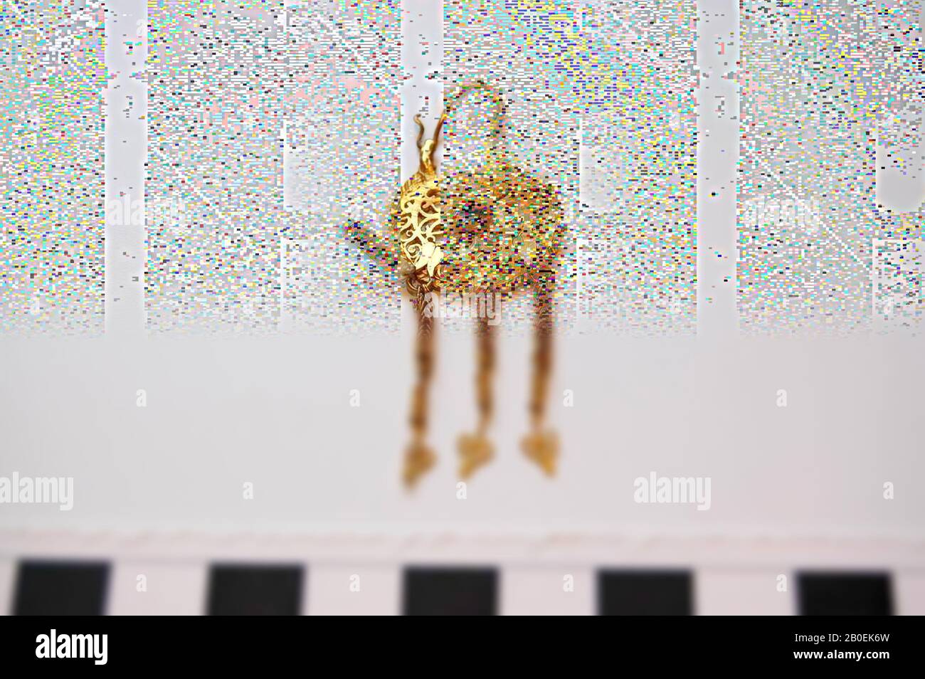 Goldener Ohrring mit runder Scheibe, Opus interrasile, mit einer kleinen Granate in der Mitte, drei geflochtene Goldketten mit herzförmigem gebogenem Golddraht, Ohrring, Gold, Rubin, 2 x 5,2 cm, 200 Stockfoto