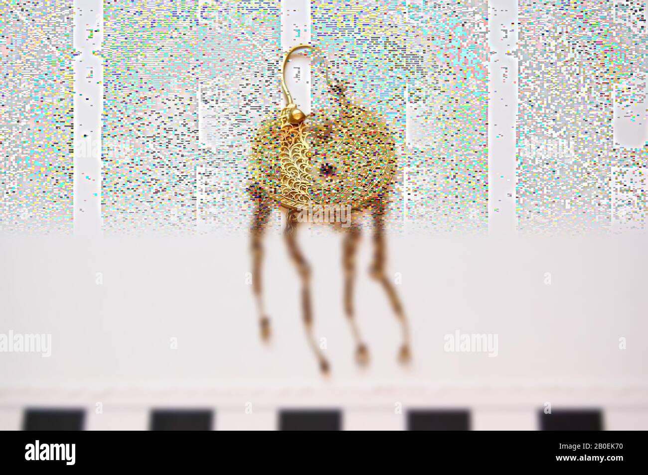 Goldener Ohrring mit runder Scheibe Opus interrasile, mit einem kleinen Rubin, unten vier Goldketten, Ohrring, Gold, Rubin, 2,5 x 6,5 cm, Türkei Stockfoto