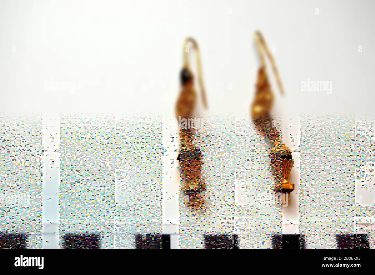 Goldener Anhänger mit einem Granat, einer Rosette und einer Miniaturamphora mit gestreifter Glasperle, Ohrring, Gold, Granat, 6,1 cm, -100 Stockfoto
