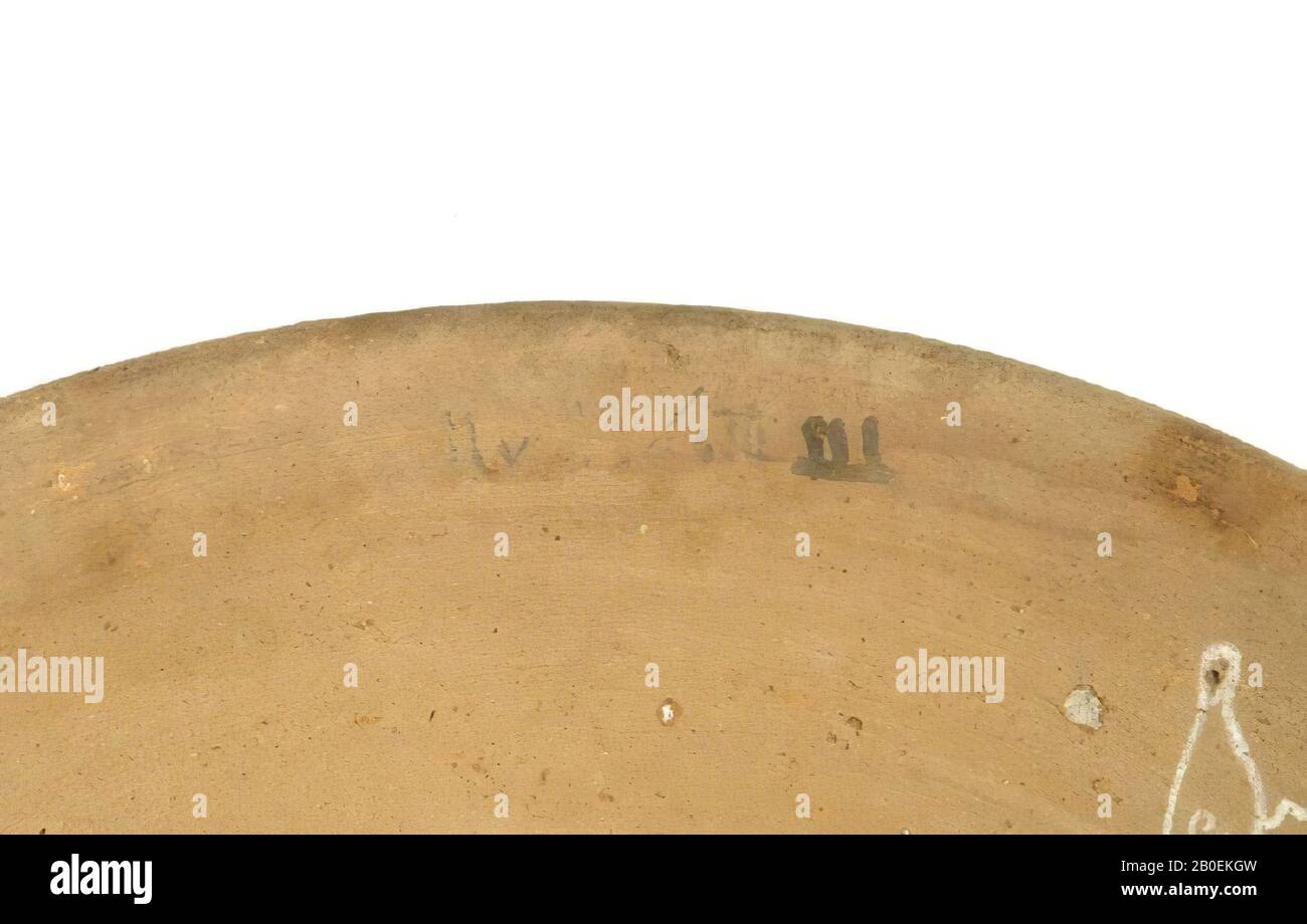 Skala, lackiert, Osiris, Vignette: Weiße Tinte, einzelne Figur oder Osiris stehend, nach rechts gerichtet (9,7 cm), beide Fäuste greifen Wachs, Krämer und Falter. Bekrönt mit Hedjet und Uraeus, gebogenem göttlichem Bart. Körpermumiform mit einfachem konzentrischen Kragen, Quasten, die am Nackenrücken hängen, gekreuzte Stola. Sockel mit zwei Paaren oder Uraei (eins vorne, eins hinten) unter den Füßen., Bildunterschrift: Weiße Tinte, eine Säule vor der Figur. Text: Osiris-Wenennefer., Dokket: Schwarze Tinte, eine Zeile. Text: PGR dbn 2., Zustand: Ringboden mit konzentrischem Riss um ihn herum geschlittert, einige Abnutzungen und Kratzer im Inneren durch Stapeln Stockfoto