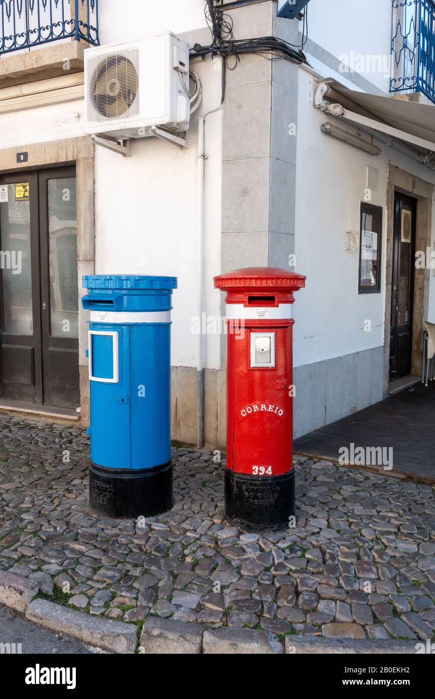Old Cast Iron Blue Und Red Portuguese Post Office CTT Briefkästen PillarBoxen Nach britischen Gestaltet Stockfoto