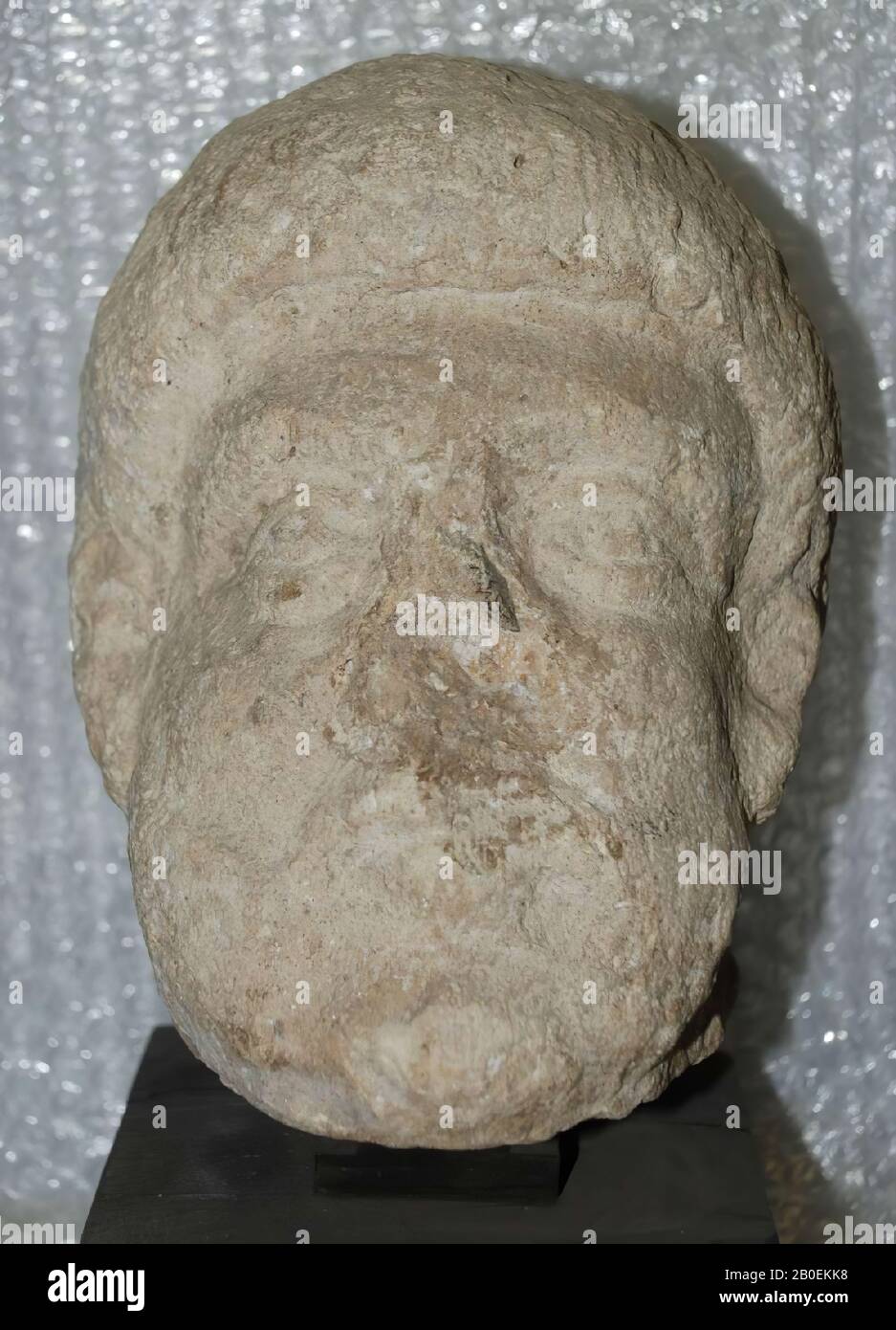 Der Kopf ist nur oberflächlich gearbeitet, Kopf, Männerkopf, Kalkstein, 21 cm, späte Kaiserzeit 150 Stockfoto