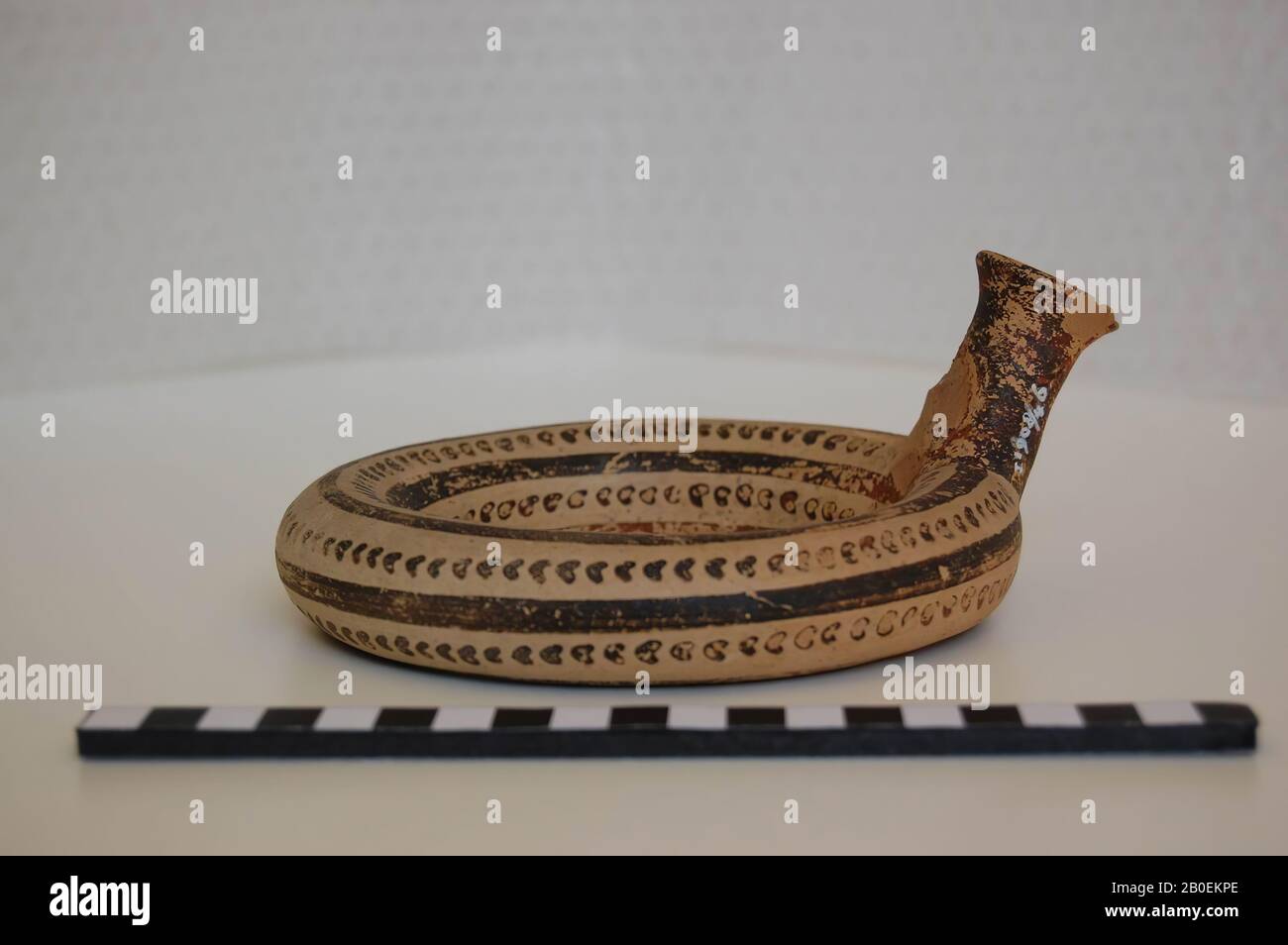 Archaisches Ostgriechisches? Oder korinthisch? Kothon- oder ringförmige Vase.  Dekoration von Bändern und Punkten. Archaisches Ostgriechisches? Oder  korinthisch? Kothon- oder ringförmige Vase. Schmuck aus Bändern und  Punkten., Vase, Kothon, Ringvase ...