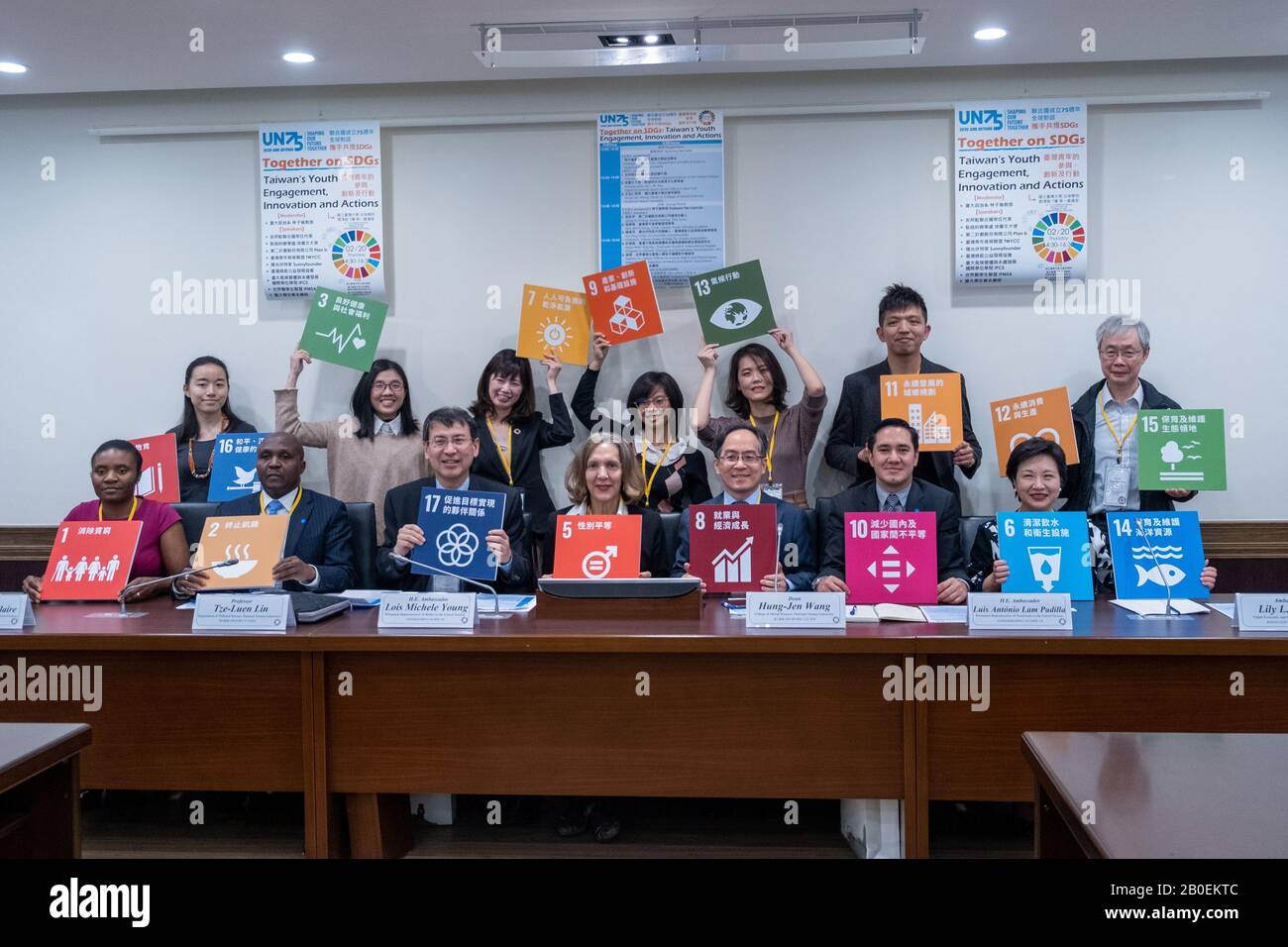 Gruppenfoto der Botschafter, der Professoren und der Teilnehmer während des Seminars um SGD.Seminar mit Taiwans Verbündeten Botschaftern bei der UNO, um Taiwans Fortschritte in Klimathemen anzugehen und über die Anerkennung Taiwans innerhalb internationaler Institutionen zu sprechen. Die Agenda 2030 für Nachhaltige Entwicklungsziele (SDG) wurde 2015 von allen Mitgliedsstaaten der Vereinten Nationen verabschiedet. Stockfoto