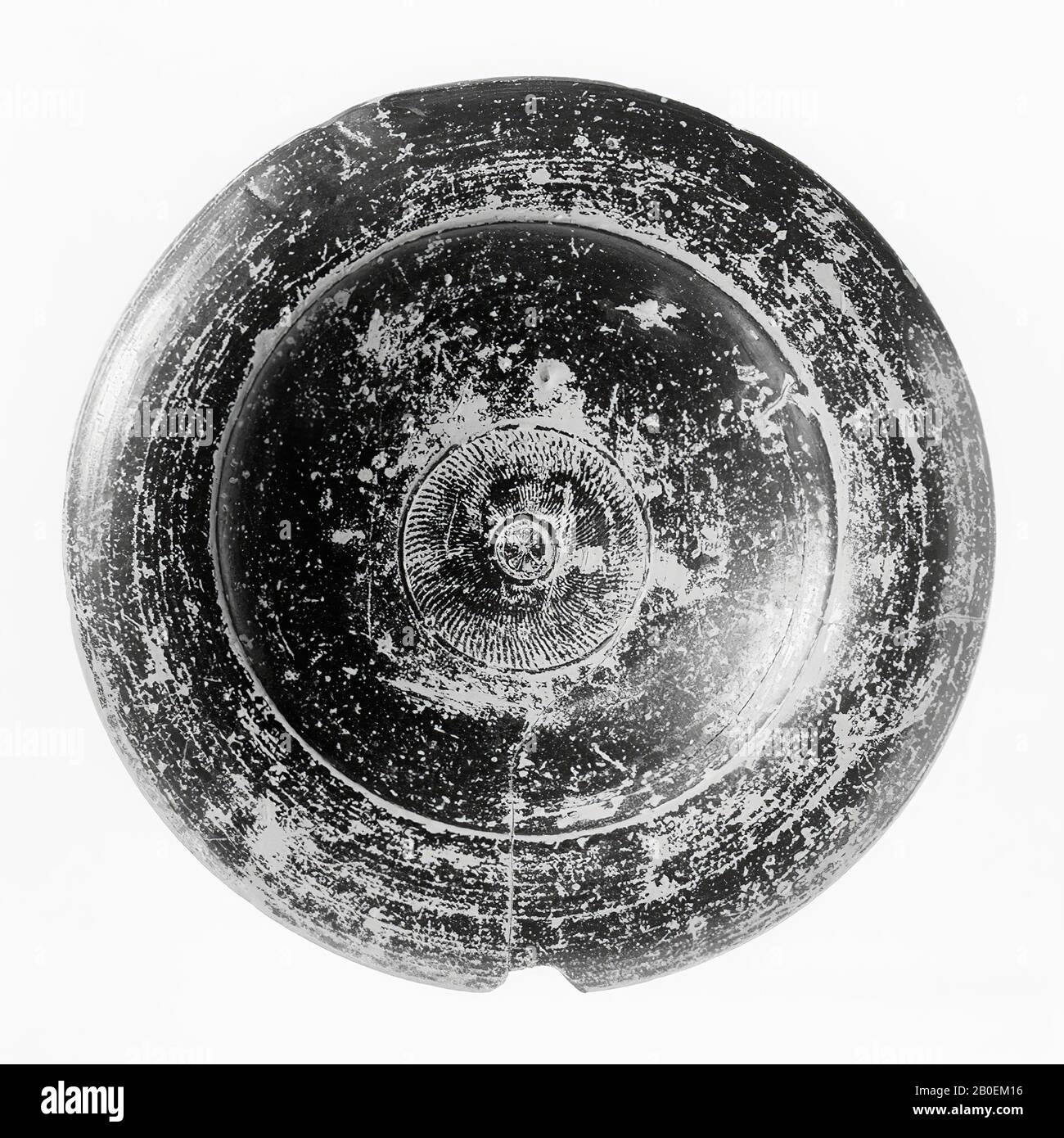 Süditalienische, kampanische schwarze Glasplatte. Gestempelte Dekoration oder Rosette. Süditalienische, schwarz verschachtelte Campan-Platte. Gestempelte Rosette, Vase, Platte, Steingut, schwarz lackiert, süditalienisch, Campan, 4 cm, ø 21,1 cm, hellenistisch -300 Stockfoto