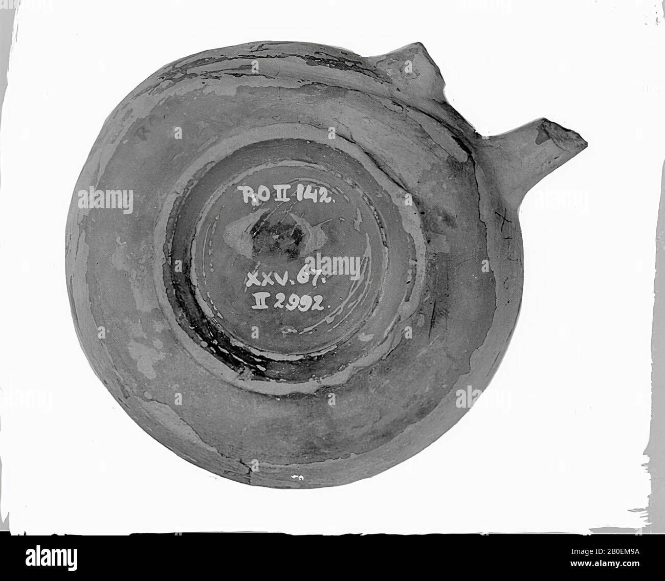 Einhandler aus schwarzem Glas im Dachgeschoss. Einfach. Schwarze, verschachtelte Einschale im Dachgeschoss. Das Ohr ist kaputt., Vase, Schüssel, Steingut, schwarz lackiert, attisch, 2,1 cm, ø 6,5 cm, schwarz lackiert, Attisch -425 Stockfoto