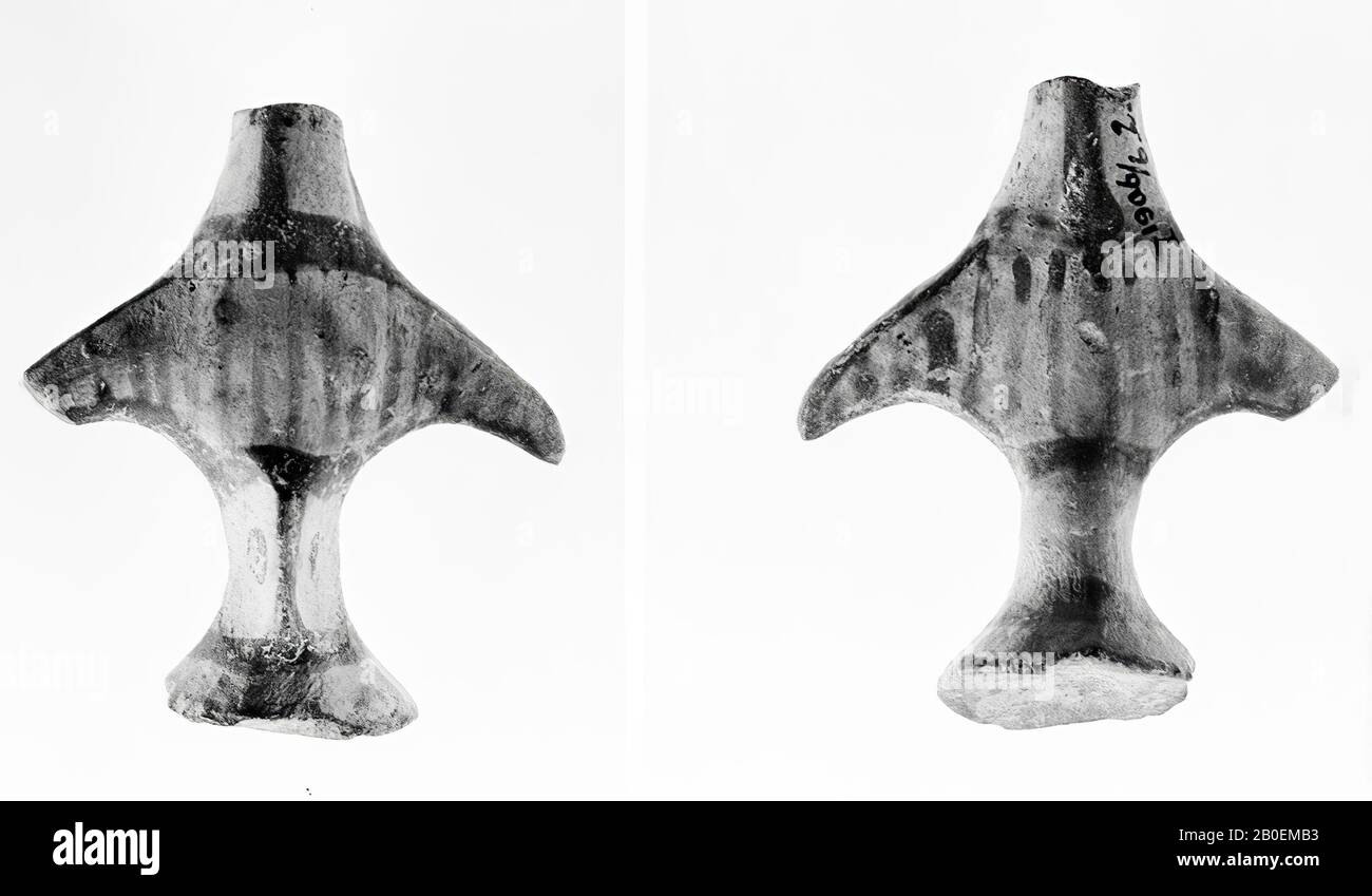 M.Roos erwähnt Mykene als Ursprung. Mykene, LH III Terrakotta-Idol vom Typ psi. Nur der Oberkörper ist erhalten. Braun gestreift, Figurine, Idol, psi Idol, Fragment, Keramik, Terrakotta, 6,4 cm, späthelladisch III -1300 Stockfoto