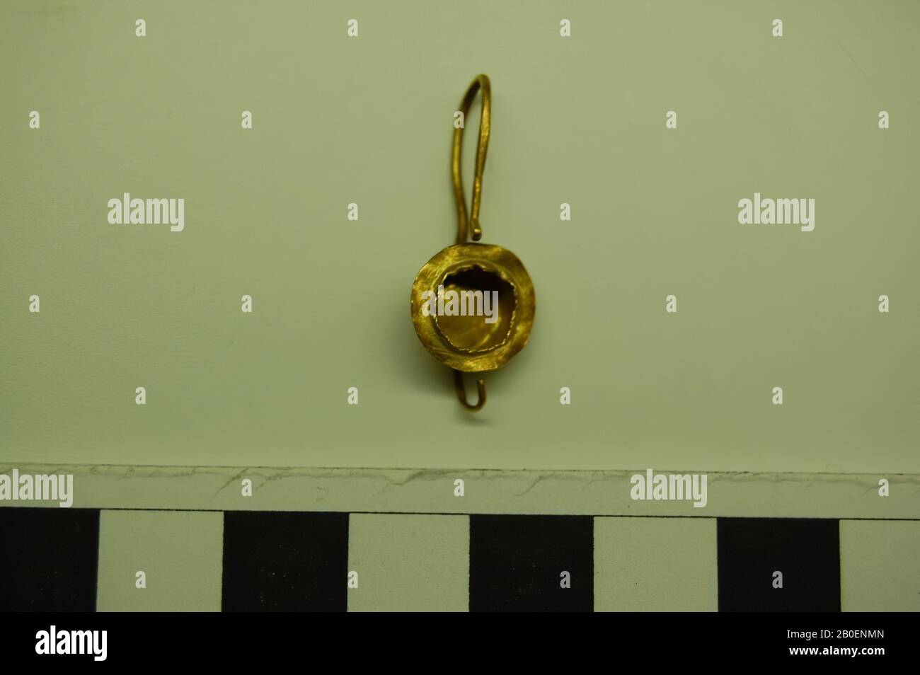 Ohrring mit rotem Band, Ohrring, Gold, 2,8 cm, ø 1,1 cm, 100 Stockfoto