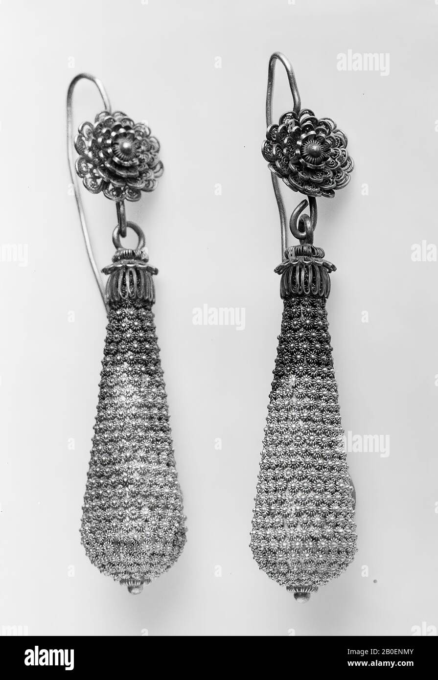 Ohrring mit sehr feiner filigraner Rosette mit einem tropfenförmigen Anhänger, der mit unzähligen Miniaturrosetten bedeckt ist., Ohrring, Gold, Länge 5, 3 cm, Breite max 1,0 cm, -400 Stockfoto