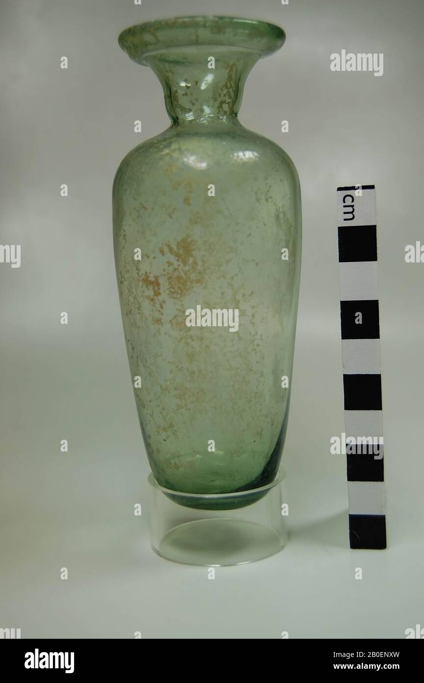 Flasche hellgrünes Glas. Langer ovoider Körper verschmelzt in trichterförmigen Hals, Flasche, Glas, 6,5 cm, spätrömisch, Griechenland Stockfoto