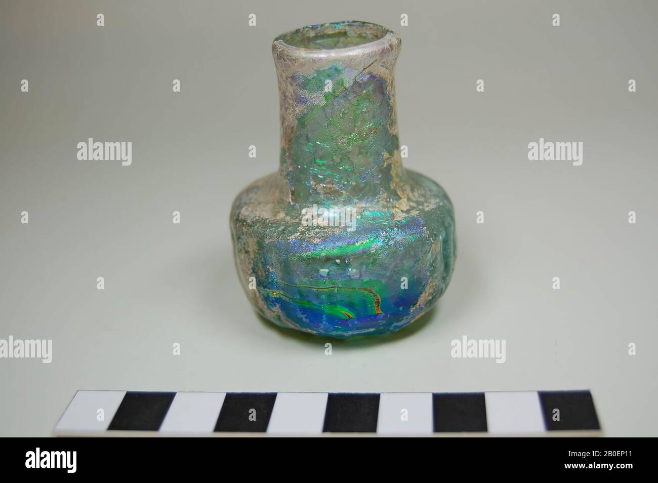 Flasche hellgrün schillerndes Glas. Flaches geripptes Gehäuse mit breitem zylindrischem Hals, Vase, Glas, 6 cm, Griechenland Stockfoto