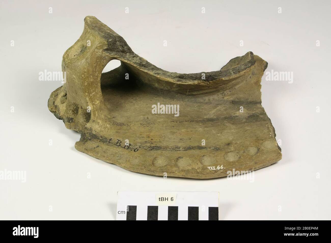 Fragment mit einem Ohr aus handgeformtem Steingut, Fragment, Steingut (handgemolzt), 28,5 x 22 x 12,4 cm, Niederlande, Groningen, Ten Boer, Ten Boer Stockfoto Fragment mit einem Ohr aus handgeformtem Steingut, Fragment, Steingut (handgemolzt), 28,5 x 22 x 12,4 cm, Niederlande, Groningen, Ten Boer, Ten Boer Stockfoto