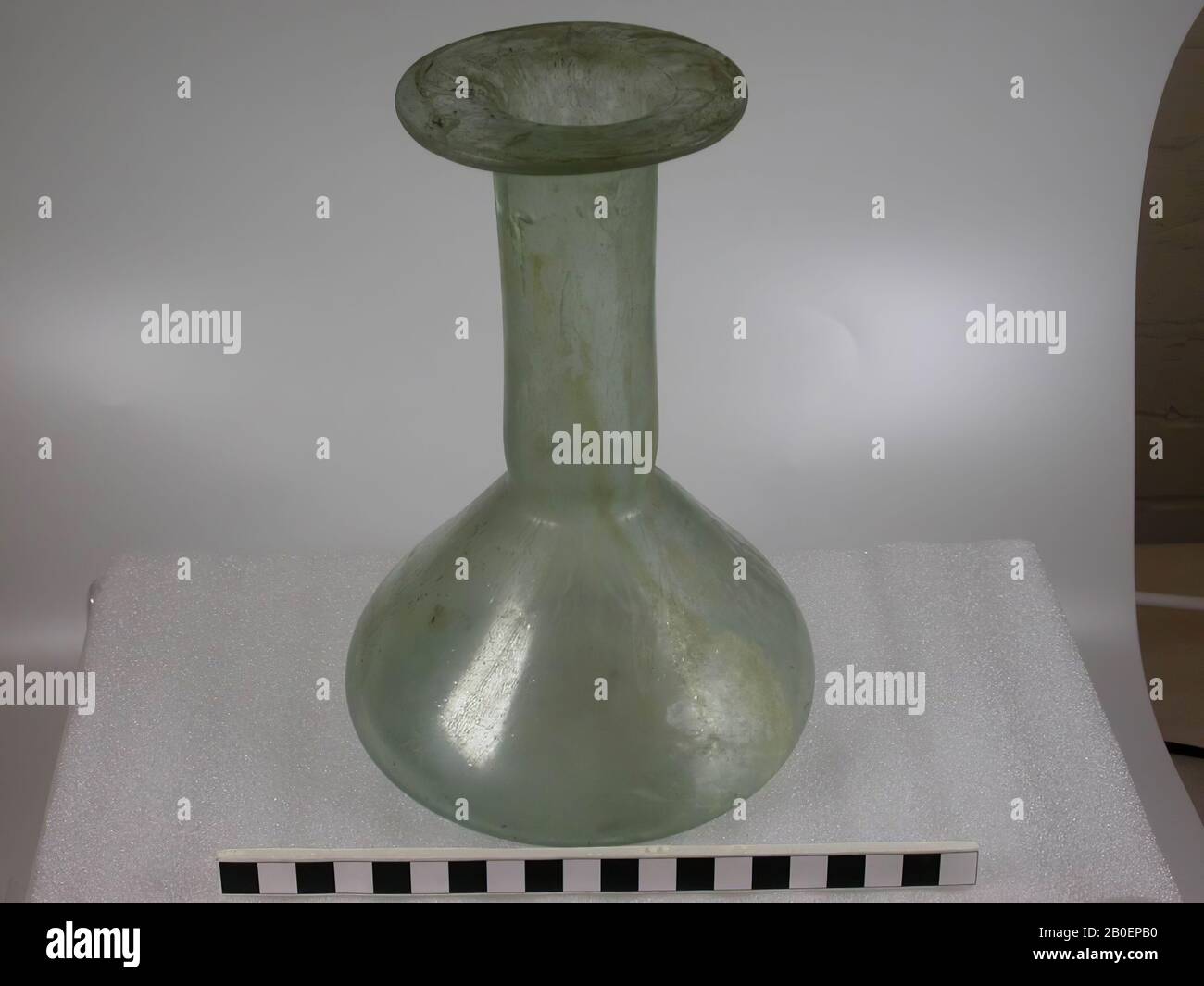 Große Flasche Teelglas mit konischem Bauch, langem zylindrischem Hals und breitem, scheibenförmigem Rand, Flasche, Glas, 19,5 cm Stockfoto