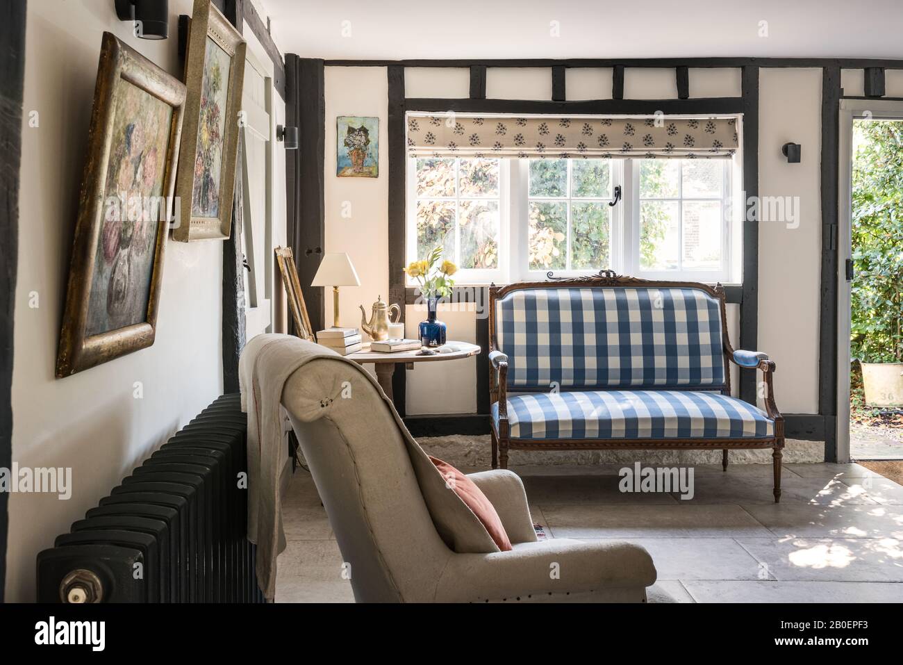 Sofa im Louis-XVI-Stil in Gingham mit französischem Napoleon Sessel und französischem Fruchtholztisch aus dem 19. Jahrhundert. Stockfoto