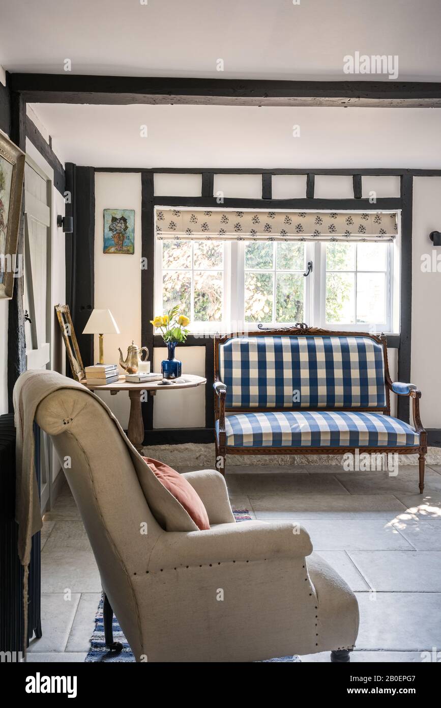 Sofa im Louis-XVI-Stil in Gingham mit französischem Napoleon Sessel und französischem Fruchtholztisch aus dem 19. Jahrhundert. Stockfoto