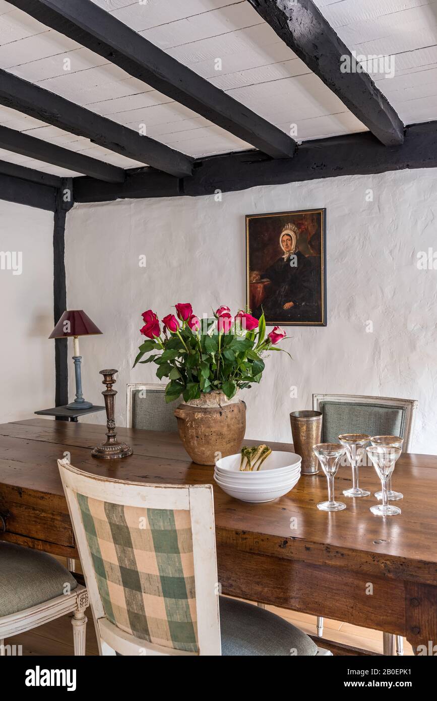 Massiveiche, englischer Bauerntisch mit französischen Essstühlen aus dem 19. Jahrhundert Stockfoto