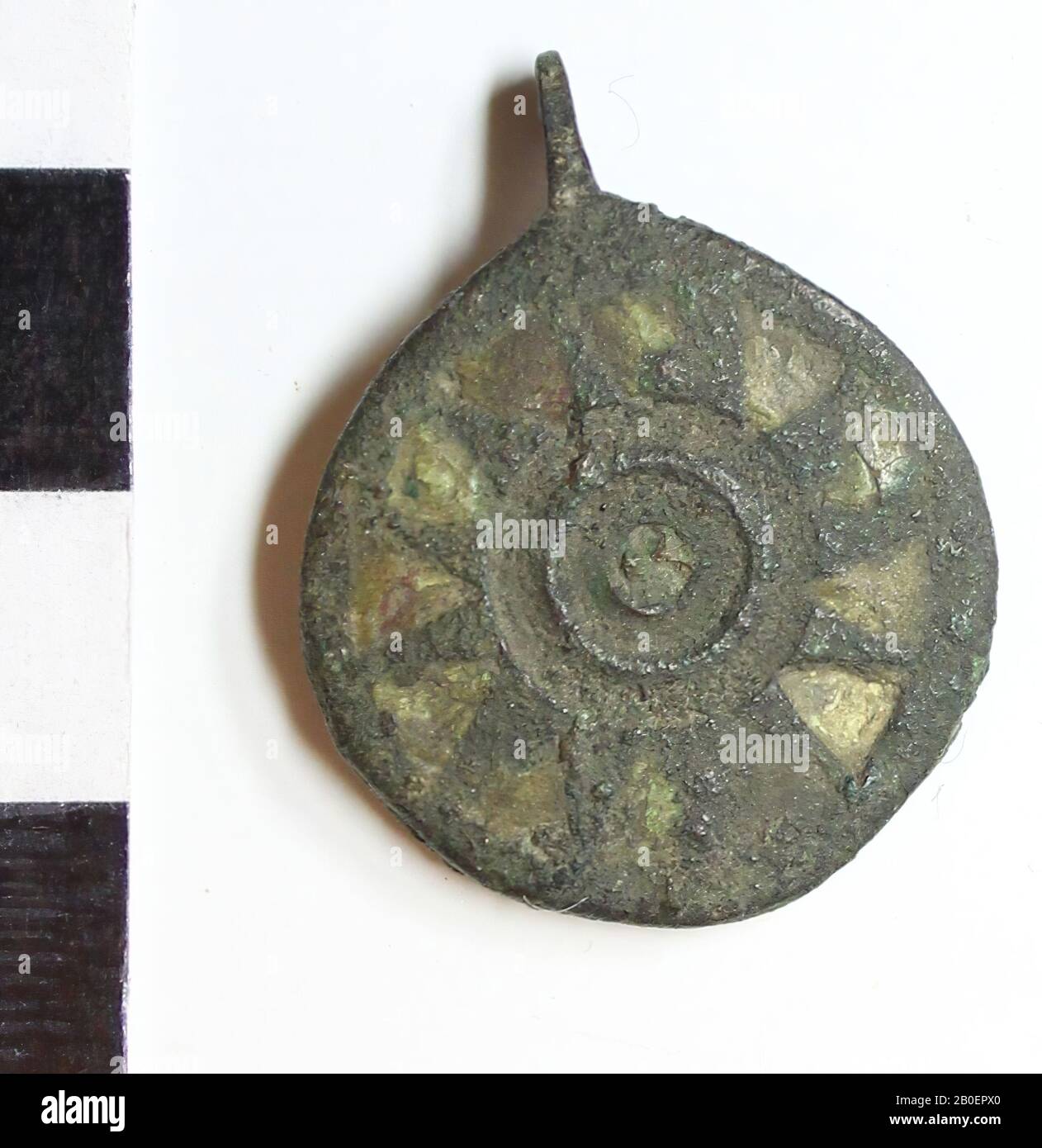 Fibeln aus Bronze. Runde Scheibe in 12 Fächer geteilt, mit weißem Emaille gefüllt. Der Stift ist gebrochen., Fibel, Brosche, Metall, Bronze, Email, 2,7 x 2,0 x 0,3 cm, Roman 300 Stockfoto