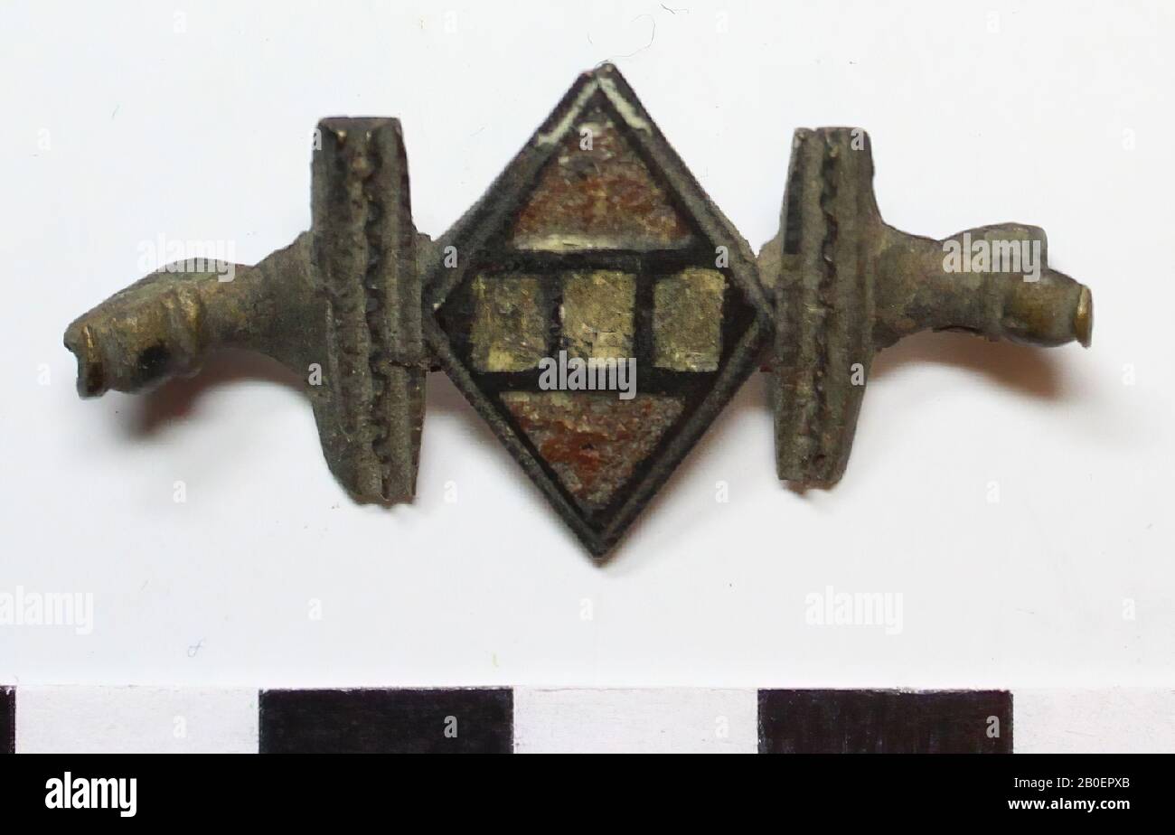 Bronzefibel. Rautenförmige Scheibe mit zwei senkrechten Stangen und beidseitigem Vorsprung. Aus rotem und weißem Email. Der Stift ist gebrochen., Fibel, Brosche, Metall, Bronze, Email, 3,7 x 1,8 x 0,7 cm, Roman 300 Stockfoto