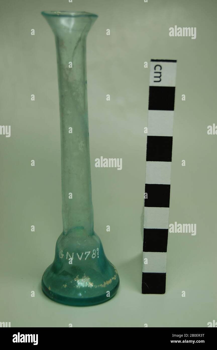 Balzflasche mit langem, schmalem Hals und blasenförmigem Bauch, Balsamflasche, Glas, 10 cm, Italien Stockfoto