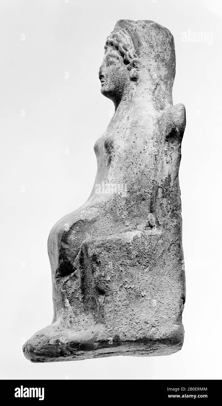Attische spätarchaische Terrakotta-Figurine sitzender Gottheit mit gewellten Haarsträhnen auf den Schultern. Spuren roter Farbe, Figurin, Keramik, Terrakotta, 10,2 cm, spätarchaisch -500 Stockfoto