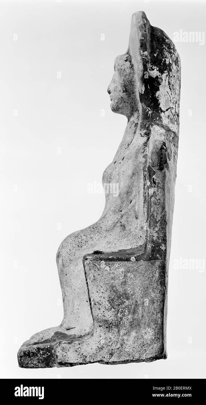 Attische archaische Terakotta-Figur sitzender Gottheit mit hohem runden diadem auf einem Stuhl in einem eng anliegenden Pflaumen. Rot-blaue Malerei, Figurin, Steingut, Terrakotta, 18 cm, archaisch -525 Stockfoto