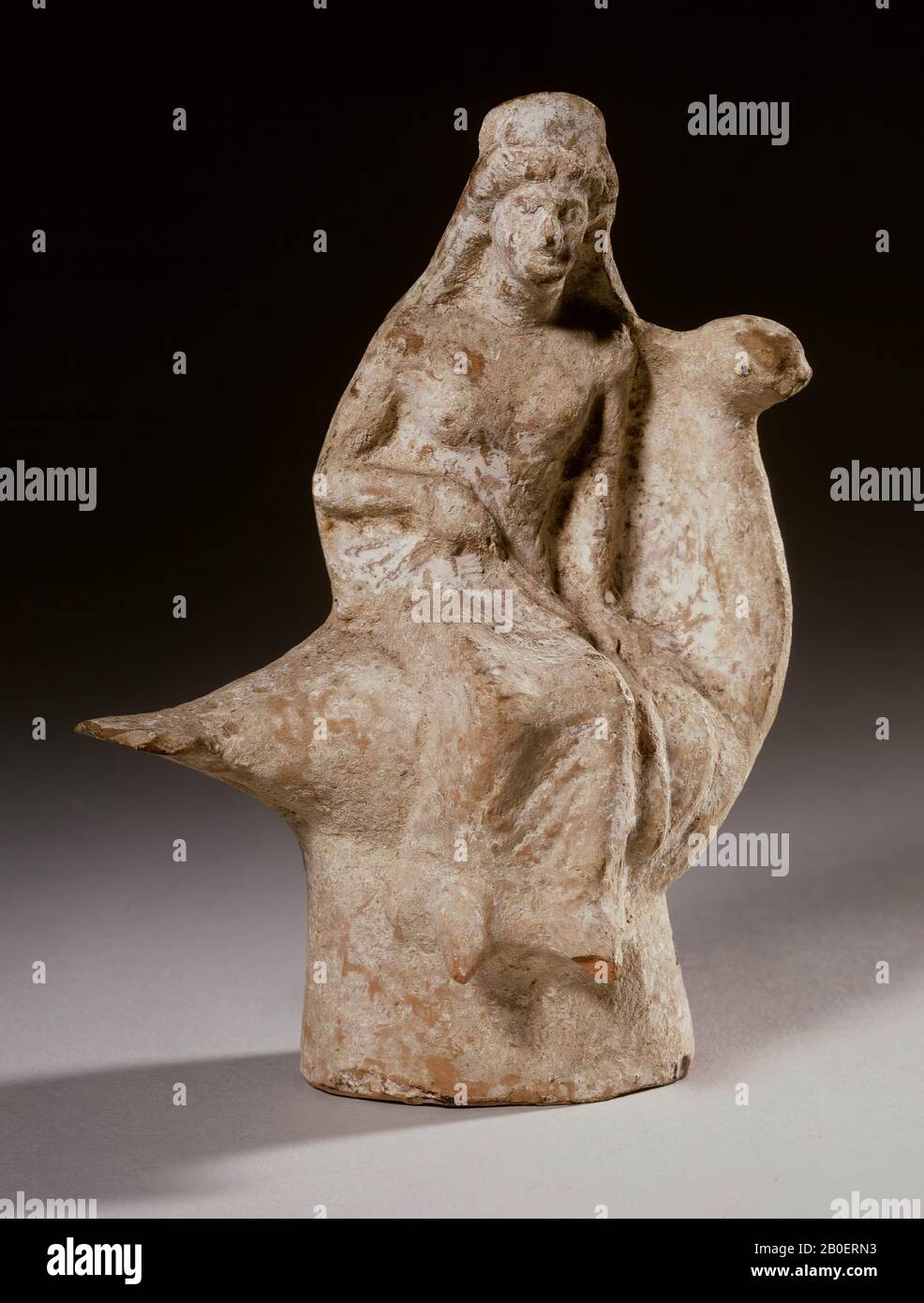 Boeotisch klassische Terrakotta-Figur aus sitzenden Afrodite auf einer Gans. Sie ist mit einem halbfertigen Chiton und einem Himation bekleidet und trägt ein diadem auf dem Kopf, Figurin, Keramik, Terrakotta, 16,5 cm, klassisch 375-350 v. Chr., Türkei, Griechenland Stockfoto