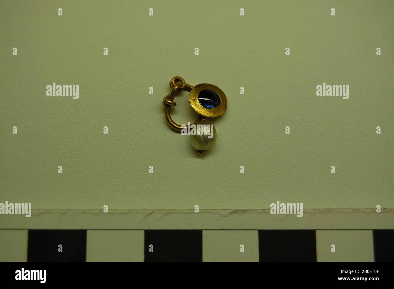 Kleiner Ohrring mit runder Kartusche ein Saphir mit darunter einer Perle, Ohrring, Gold, 1,3 x 1,5 cm, 100 Stockfoto