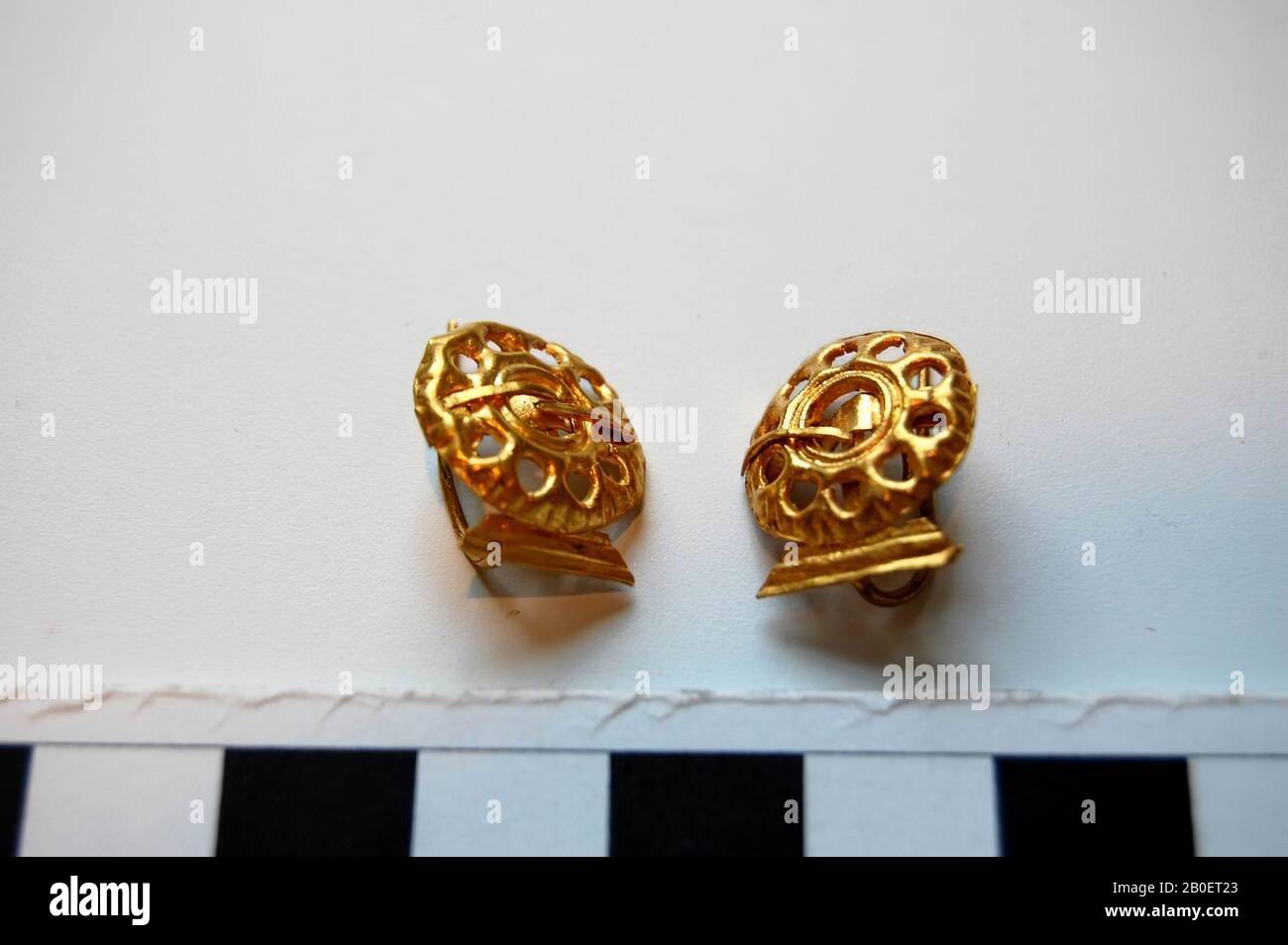 Goldener Ohrring mit Rundscheibe und rechteckigem Sockel, Ohrring, Gold, ø 1,6 cm, 100 Stockfoto