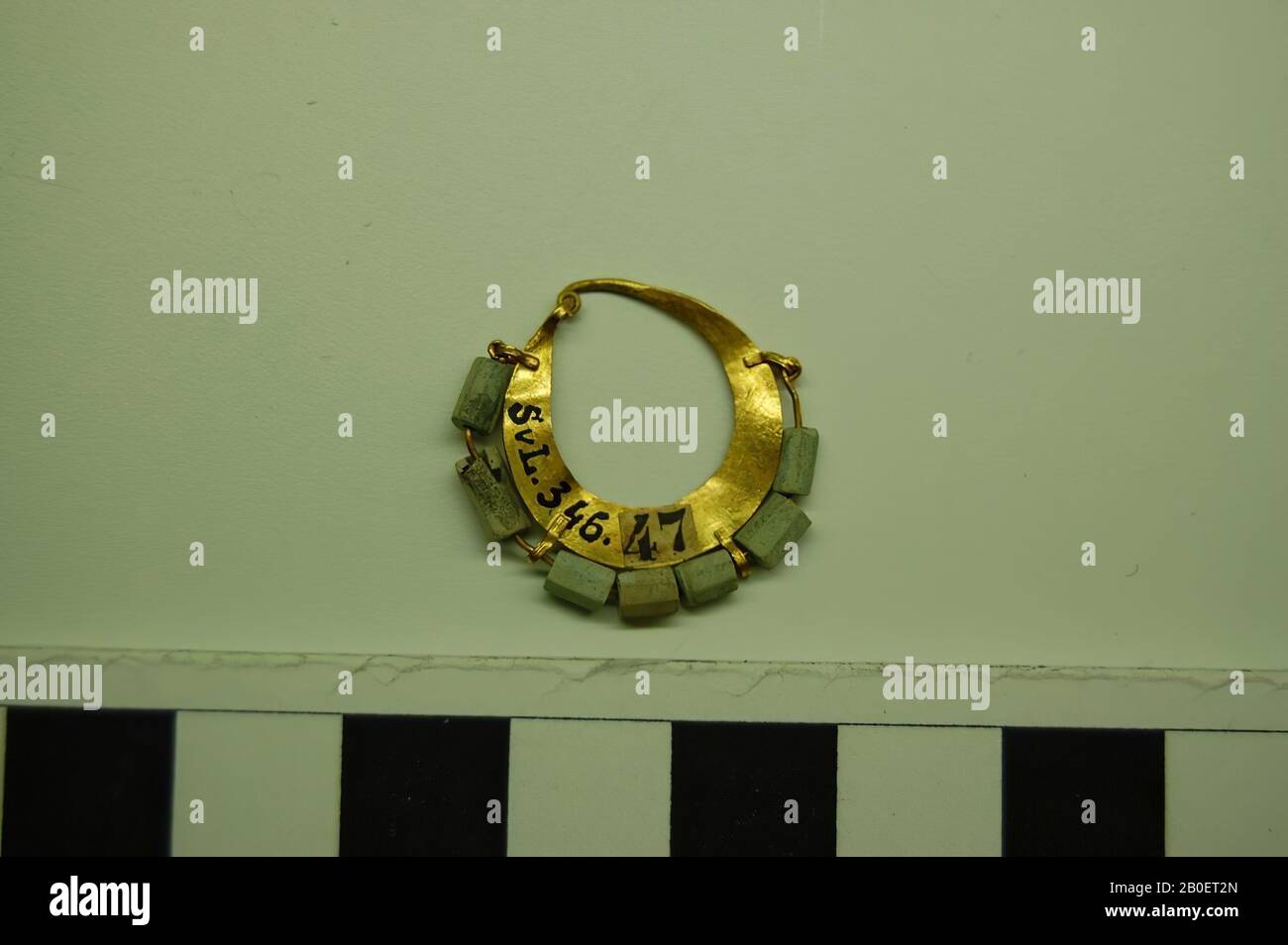 Halbmondförmiger Ohrring mit sieben achteckigen fayence-perlen an einem goldenen Draht langen Rand, Ohrring, Gold und Fayence, 2 x 2,3 cm, 2. Jahrhundert nach Christus. 100 Stockfoto