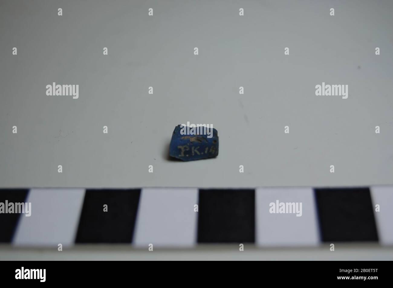 Keltische Votivfigur des sitzenden Hundes, in Blei gegossen. Rücken und Hinterbeine sind beschädigt. Auffallend große konvexe Augen und zugespitzte Schnauze sind charakteristisch für die keltische Kunst Um den Hals ein Kragen mit Glocke. Im Vorderteil gut sichtbar. Möglicherweise handelt es sich um einen modernen Guss, da solche Statuetten normalerweise aus Bronze bestehen., Statuette, Votivstatue, Blei, 4 x 1,7 x 1 cm (1 9 Stockfoto