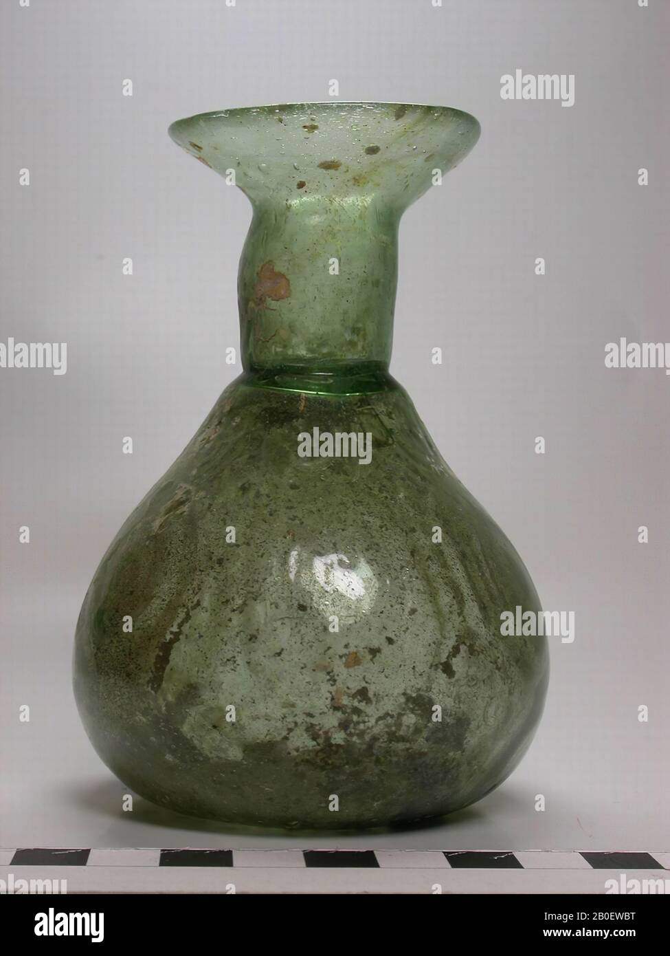 Flasche, Sprinkler, bilden geblasene Parfümsprinkler oder Tropper aus hellgrünem transparentem Glas. Die Flasche hat einen birnenförmigen Körper, der mit einem geblasenen geometrischen Muster aus konzentrischen Kreisen, Punkten und Rauten im Reliefformteil verziert ist. Der trichterförmige Hals ist abgesetzt und hat einen ausgestellten Mund mit einer unbearbeiteten, unregelmäßigen Lippe. Auf dem Übergang von Körper zu Hals ist eine Verengung auf der Innenseite des Halses vorgesehen, wodurch eine kleine kreisförmige Öffnung für den Tropfen von Parfüm, Flasche, Glas, Schimmelblasen, h entsteht. 11,5 cm, Durchm. 7,5 cm, Griechisch-römische Zeit, römische Kaiserzeit 3. Bis 4. Jahrhundert, Ägypten Stockfoto