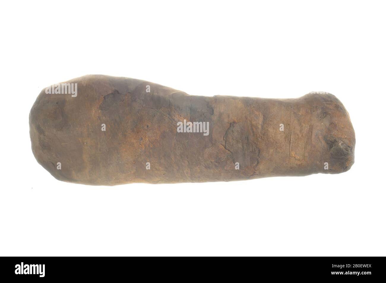 Katz, Katzen-Mama mit abgeflachtem Körper. Der Kopf des Tieres ragt kaum über die Körperkontur hinaus, und es gibt keine aufgebrachten Ohren oder andere Details. Das Innere und die Verbände sind ziemlich beschädigt, so dass man nicht sehen kann, wie sie ursprünglich aufgetragen wurden. Ein Innenblatt aus grobem Leinen (verformtes Tabby weben, ca. 9 x 26 Fäden Stockfoto