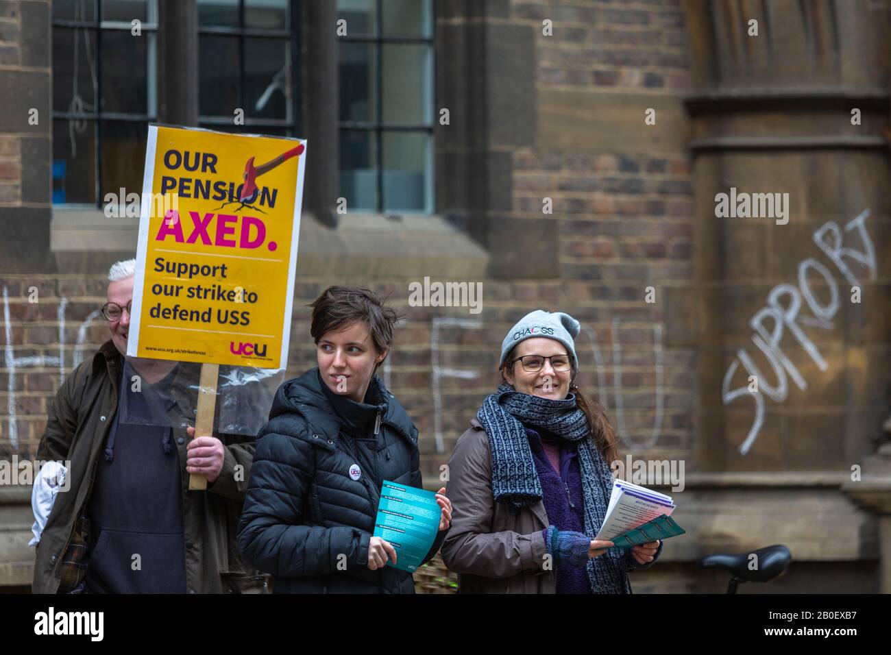 Cambridge, Großbritannien. Februar 2020. Picket Line außerhalb der Hadden Library, University of Cambridge, als Dozenten einen 14-tägigen Streik über Renten, Bezahlung und Bedingungen beginnen. Penelope Barritt/Alamy Live News Stockfoto