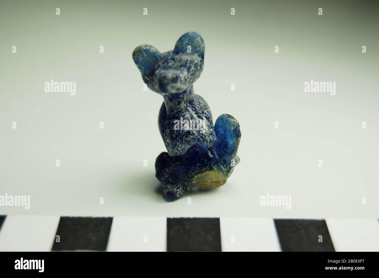 Hund, Amulet in Form eines sitzenden Hundes aus dunkelblauem, transparentem Glas., Amulet, Tier, Glas, Sandkernmethode, 3,5 x 2 x 1,7 cm, 3. Jahrhundert v. Chr., Ägypten Stockfoto