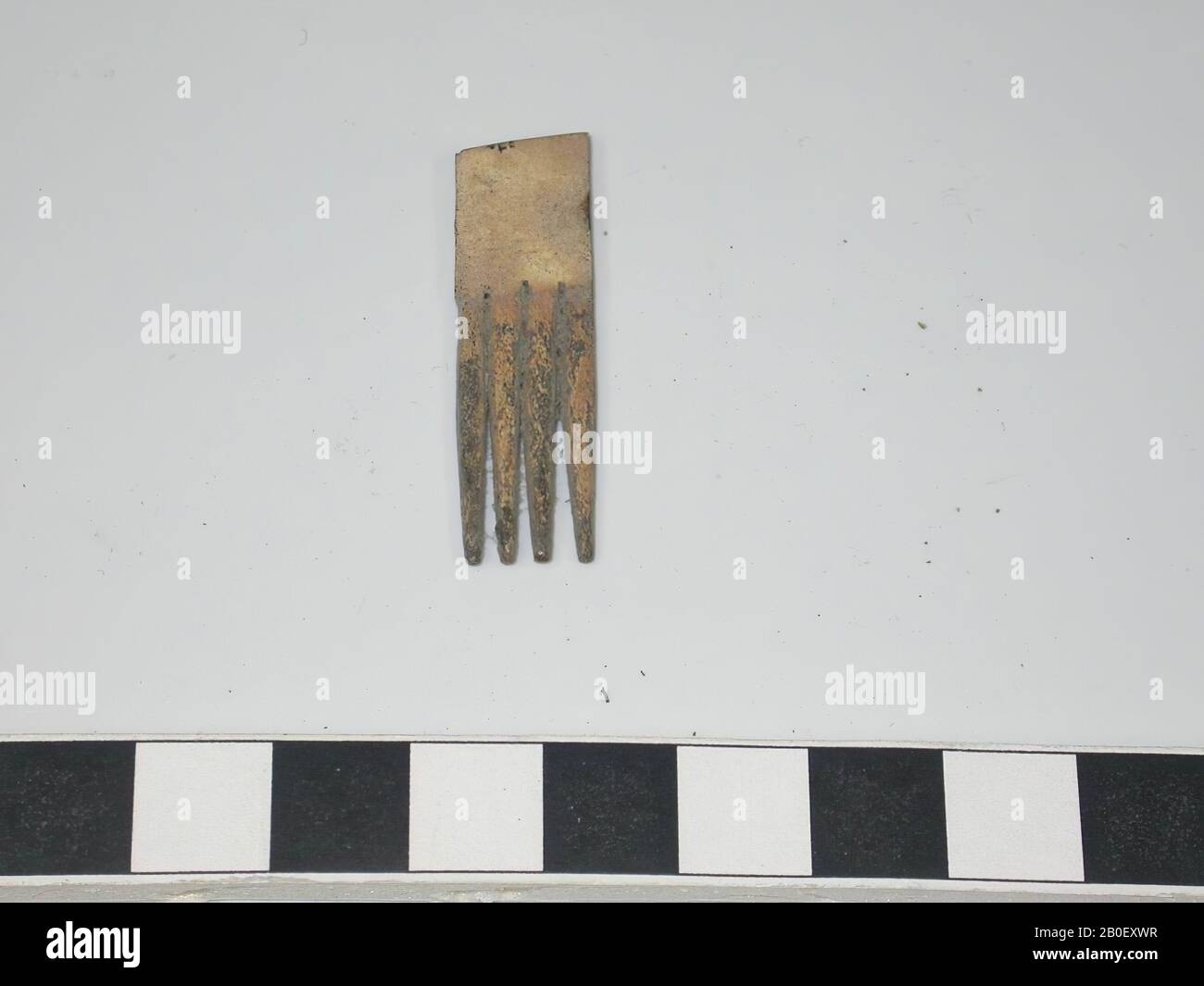Fragment eines einseitigen oder teilweise doppelseitigen dreilagigen Kamms. Nur eine Zahnplatte des ursprünglichen Kammaufsatzes ist erhalten., Typ: Unbekannt. Dekoration: Griffklingen: Unbekannt. Die Zahnplatte ist nicht verziert. Form: Unbekannt. Zahnplatten: 1. Endplatten: 0. Zähne: 4. Ursprüngliche Nummer: Unbekannt. Nieten: 0. Keine Markierungen, Kammfragment, organisch, Knochen, l = 3,6 cm und b = 1,1 cm., Niederlande, Friesland, Littenseradiel, Kubaard, Cubaard Stockfoto