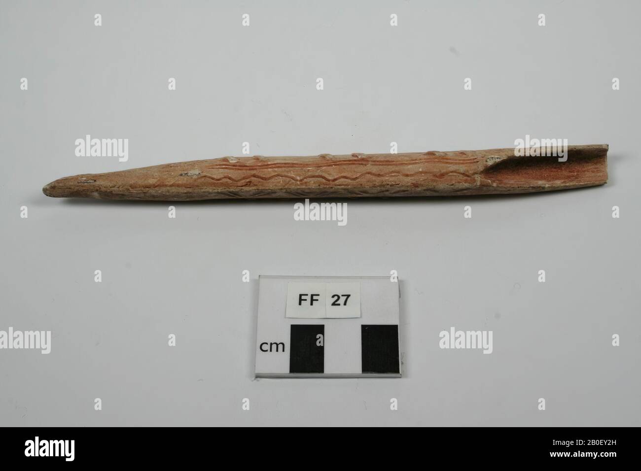 Gips aus einem Stück geschnitztem Knochen mit Ornamentik, Guss, geschnitztem Knochen, Gips, 17,8 x 1,5 cm, Vorgeschichte, Frankreich, unbekannt, unbekannt, Dordogne Stockfoto