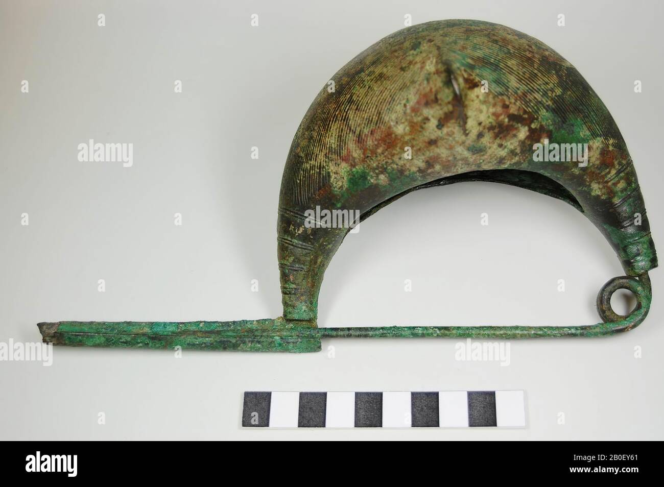 Fibeln, Metall, Bronze, 11,5 x 23 cm, prähistorisch, Österreich, unbekannt, unbekannt, Hallstatt Stockfoto